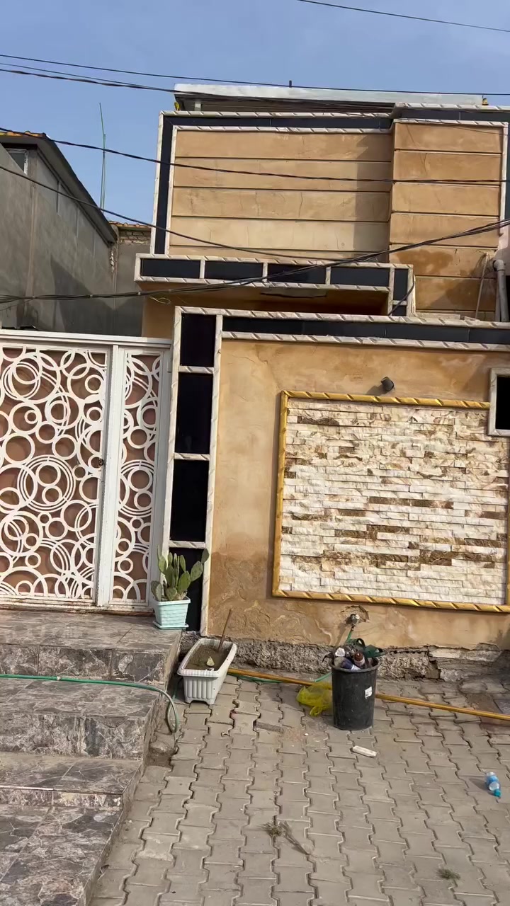 بيت للبيع حي العداله مساحه 100 م طابق ونص شارع 15 م 

وساحه يتكون من غرفتين نوم وصال ومطبخ واستقبال وكراج 
للاستفسار 
***********

***********
