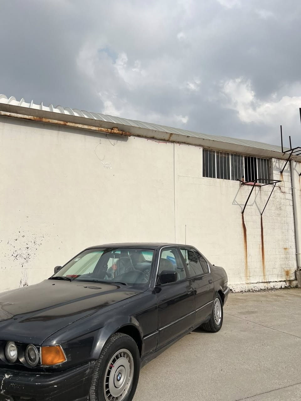 بسم الله الرحمن الرحيم
ئەو bmw  بۆ فرۆشتن یەک عەیبی نییە چی شوێنی دورە پێی بکە  مەکینەی ٧٣٥ چرکەی تیا نییە ئاڕمی پلاستیکی دهۆکە یەک ڕەقەمی خەڵەت نییە پێش پانە سەیارەیەکی تونوتۆڵە زەروری پارەم ئەڵێم بە ٢٠ گەڵاو تۆزێ معامەلە 🖤***********
