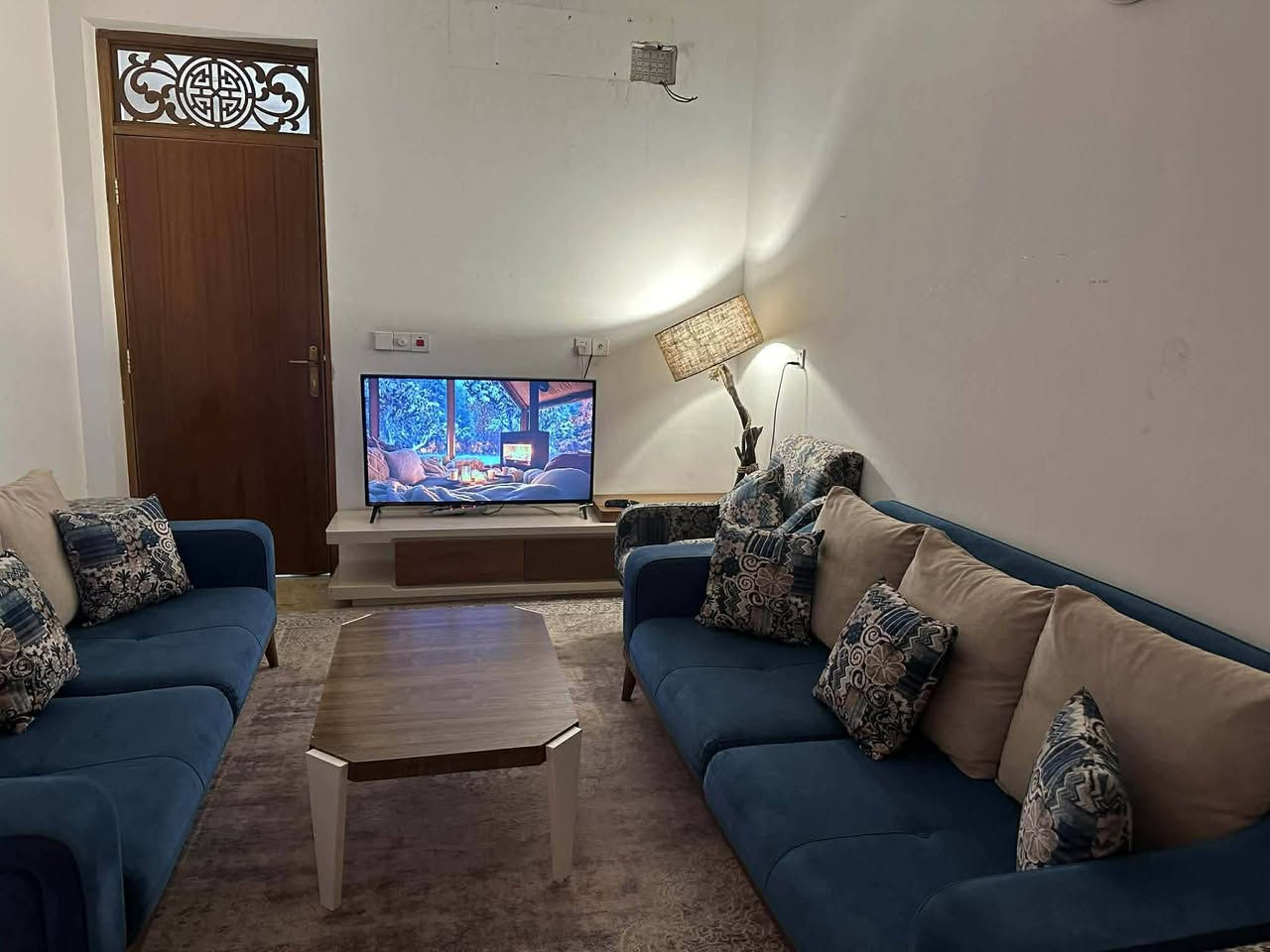 السلام عليكم غراض للبيع تخم ٨ مقاعد ب ٥٠٠ الف وميز تلفزيون ب ١٠٠ الف وتخم ثاني ٨ مقاعد ب ٤٥٠ الف وغرفه نوم نفر ونص ب ٤٥٠ الف المكان الغدير قرب افران رايحين الشمال رقم التلفون ***********
