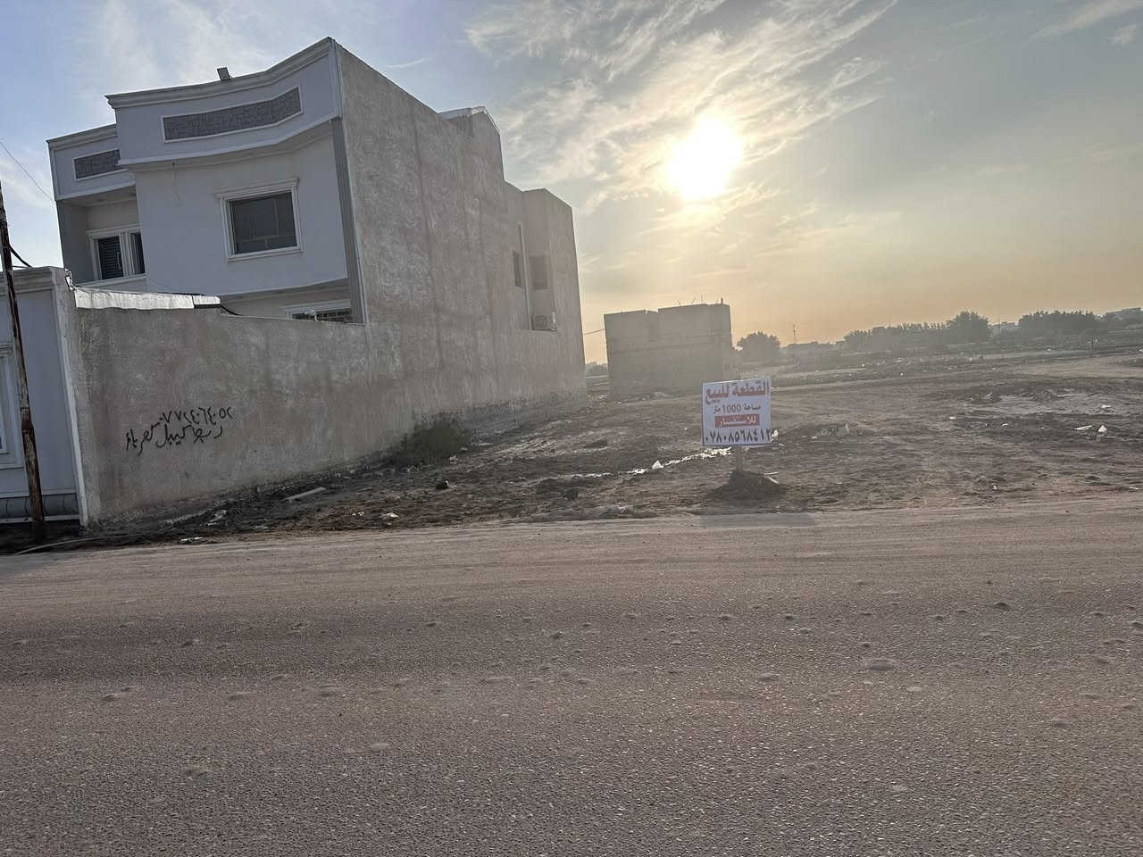 للبيع قطعه 1000 مفوض بالطابو زراعي واجهه 25 و نزال 40 متر للبيع على شارع حي الامير الرئيسي التبليط 12 متر الرابط الصالحيه بشارع الشلامچه و خلفها شارع فرعي مكان مميز تصلح سكن  بناء فلا او مخازن او تتقطع إلى قطع  لسكن اخوان للبيع بسعر مناسب التواصل واتساب *********** فقط متوفر و ماسنجر
