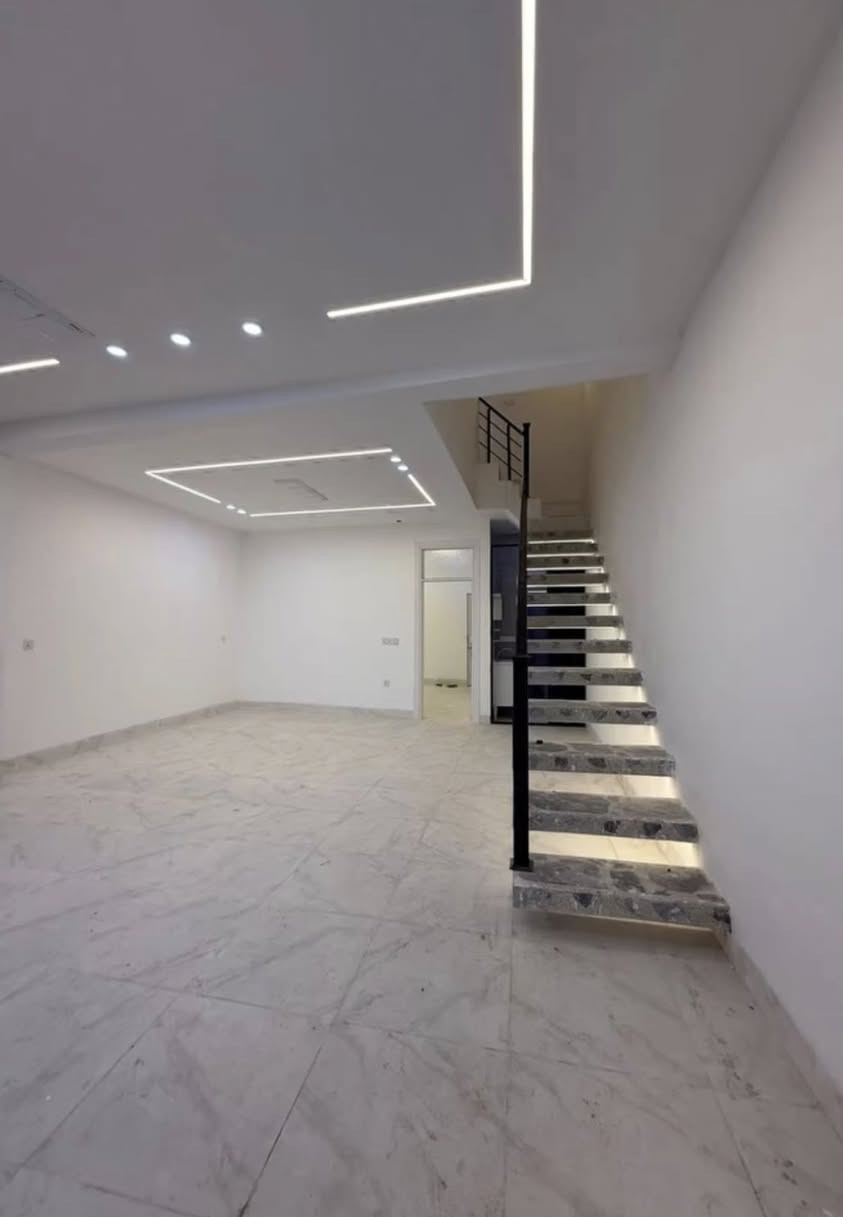 سلام عليكم.     كوردي /عربي.
ئه م خانوه بۆ فرۆشتن. بە کارنەهاتوو. 🔥
105متر. دوو قات.      گەراجی. هۆلو متبەخ تێکە ل.       ژوری میوان.   متبەخی گەرم.    مشتملات کامل.         قاتي سه ره وه. دوو ژوري نوستن کامل مواسەفات.  دیکۆر تورکی.    
 ناونیشان / کەرکوک. / سەرجادەی سلیمانی.  دەروازە.   نزیک سە نتەر رۆنشبیری.     
ژماره /*********** وتساب. له سه ره 

دارللبيع. بيت جديد.  فول مواصفات.     105 متر بيها. مطبغ. او مطبغ حار.  غرفة استقبال.  غرفة نوم.  مشتملات.  هول.   تصميم تركي. طابق ثاني. بيها غرفتين نوم.   گراجي.    فولل مواصفات. 

مكان/ طريق سليماني :: دروازه :: مقابل مركز ثقافي.  

رقم/***********. 
وتصاب مجوود
