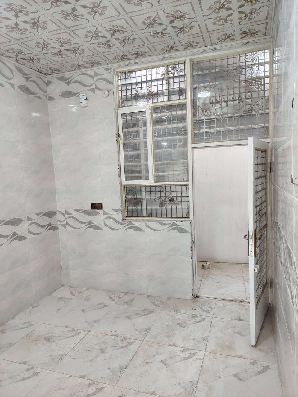 سلام عليكم بيت للبيع ٨٠ متر خلف الفيزيا تركيا حي اخلاص 

طابو زراعي 

سند ٢٥ كامل خدمات ماء مجاري كهرباء وتبليط تحويل بسمك

البناء بلوك عتبه كونكريت مسلح

البناء جديد

كامل البيت مكمل من كلشي

. تفاصيل البيت

استقبال وغرفه نوم وصاله

وصحيات عدد٣ ومطبخ

واجه البيت ٠ متر

واقع حال ٩٠ متر

الاستفسار ***********
***********.

البيت باسمي بدون دلاليه كلشي ماا تدفع بس رسوم تحويل
.
