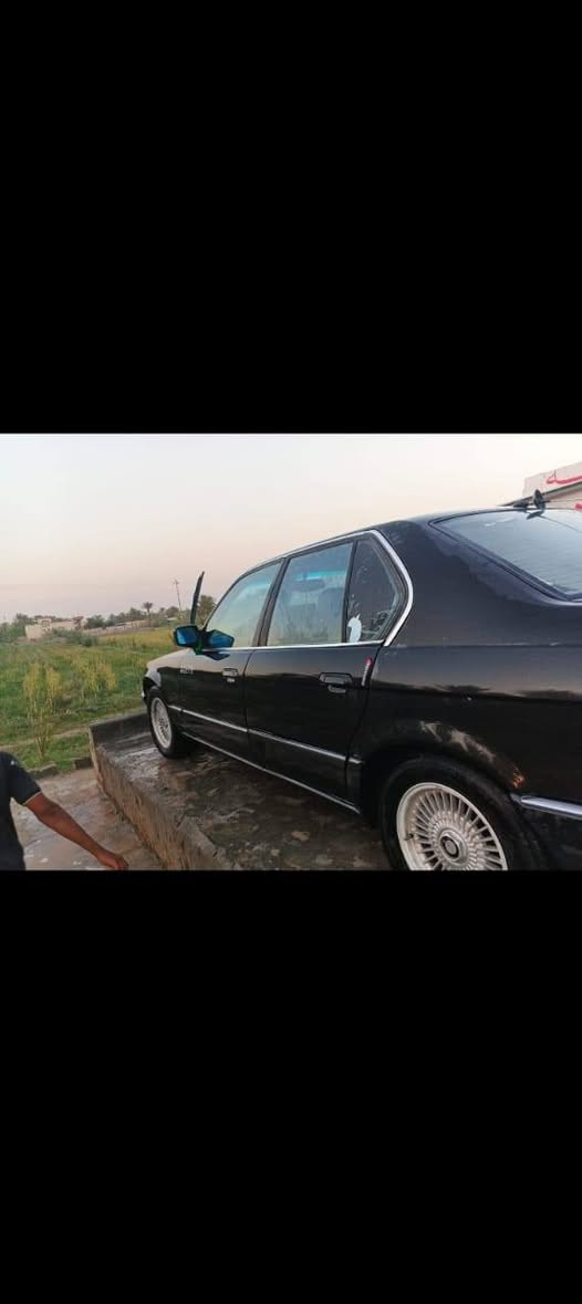 السلام عليكم سياره بي ام للبيع السياره مقفوله من كل شيء جير ومحرك وحداديه السياره جاهه***********
