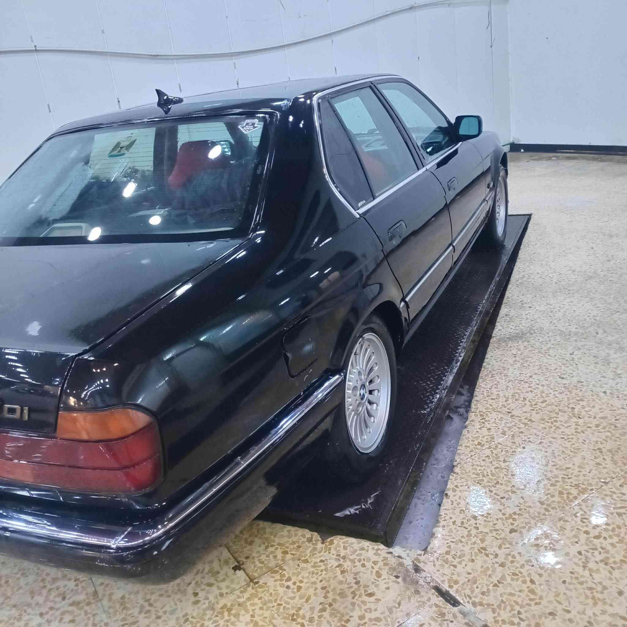 BMW 730i 
موديل 1992
السيارة باسمي رقم انكليزي تحويل مباشر 
كير محرك مكفولات / محرك مفتوح
لون اسود ملكي 
تبريد شغال 
داخل نظيف
صدرها ممتاز
كهربائيات كلها شغالة
السيارة جاهزة 
العنوان بغداد الدورة

‭0790 259 5226‬
السعر 50 وبيها مجال بغداد, العراق
