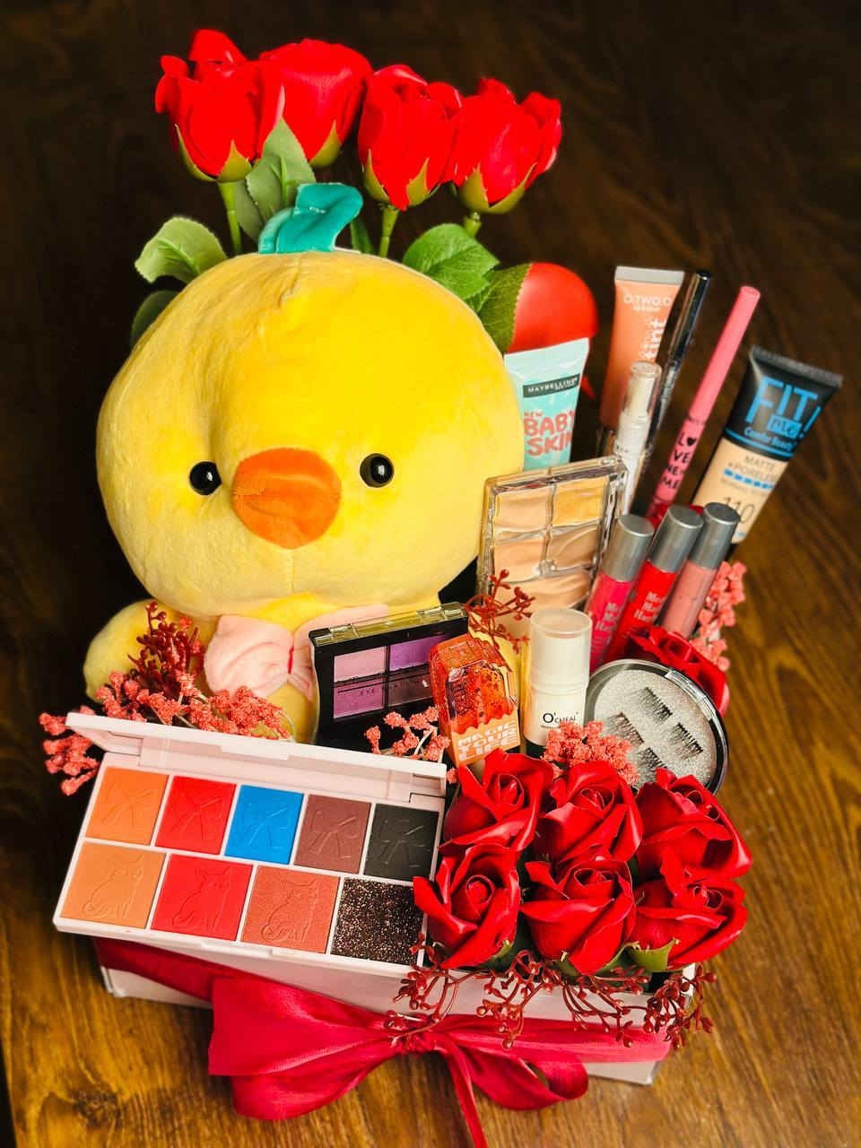 اجمل بوكس ممكن تشوفوا بمناسبة الفالنتاين 🌹🦋❤️

لأنكِ قطعة من السكر في عالمي، ولأن دلالكِ لا ينتهي.. أهديتكِ هذا البوكس المليء بالحب والجمال. كل عيد حب وأنتِ أميرتي المدللة. 🐥💕💄"

بطة صفراء كبيرة الحجم ولطيفة جداً، تعطي لمسة دافئة للهدية.🐥
❤️باليت صغير بألوان بنفسجية.
❤️باليت كنتور أو إضاءة بـ 6 خانات.
❤️كريمات الأساس والوجه:
❤️كريم أساس Maybelline Fit 
❤️برايمر Maybelline Baby Skin لتنعيم البشرة.
❤️مجموعة من أرواج "ليب غلوس" بألوان مختلفة (أحمر وفوشي ونود).
❤️أقلام تحديد عيون (آيلاينر) وكحل.
❤️علبة رموش صناعية.
❤️زيت أو سيروم للشفاه (Magic Oil).
مع كارت حسب العبارة لتريدها🎁

سعر البوكس  ٣٠ الف


**إذا كنت صاحب هذا الإعلان وتريد حذفه لأي سبب، رجاءا أرسل رسالة إلى الدعم الفني**