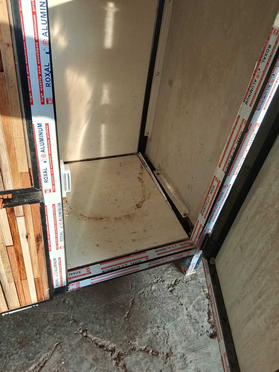 السلام عليكم 
سنك مرمر نضيف حيل 
السعر 100 بيه مجال 
سرير خشب مستعمل شي قليل السعر 55
للاتصال ***********
