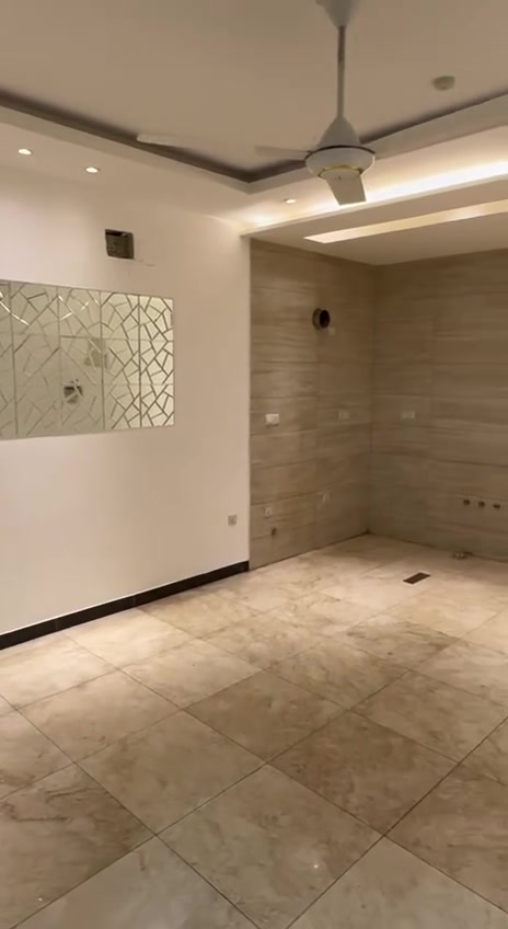 شقه طابق ارضي للايجار
تحتوي على غرفتين نوم مطبخ صاله خدمات 
العنوان المنصور حي المتنبي 
الاتصال ***********
