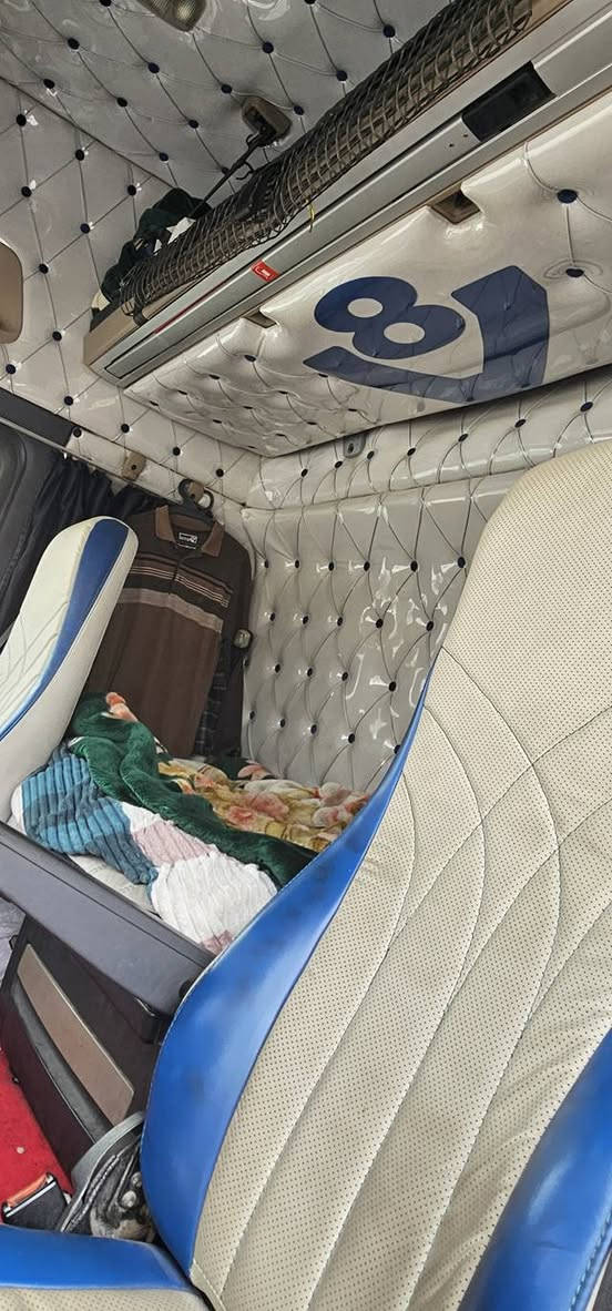 البيع سكانيه سحال 2005 كامل موصفات تبريد رتايدر ثلاجه دبل مناميه كير عادي رقم جديد تحويل مباشر راس تخم تاير وعربانه نص  عربانه لامانيه ومحدد وسياره جاهزه لشغل***********
