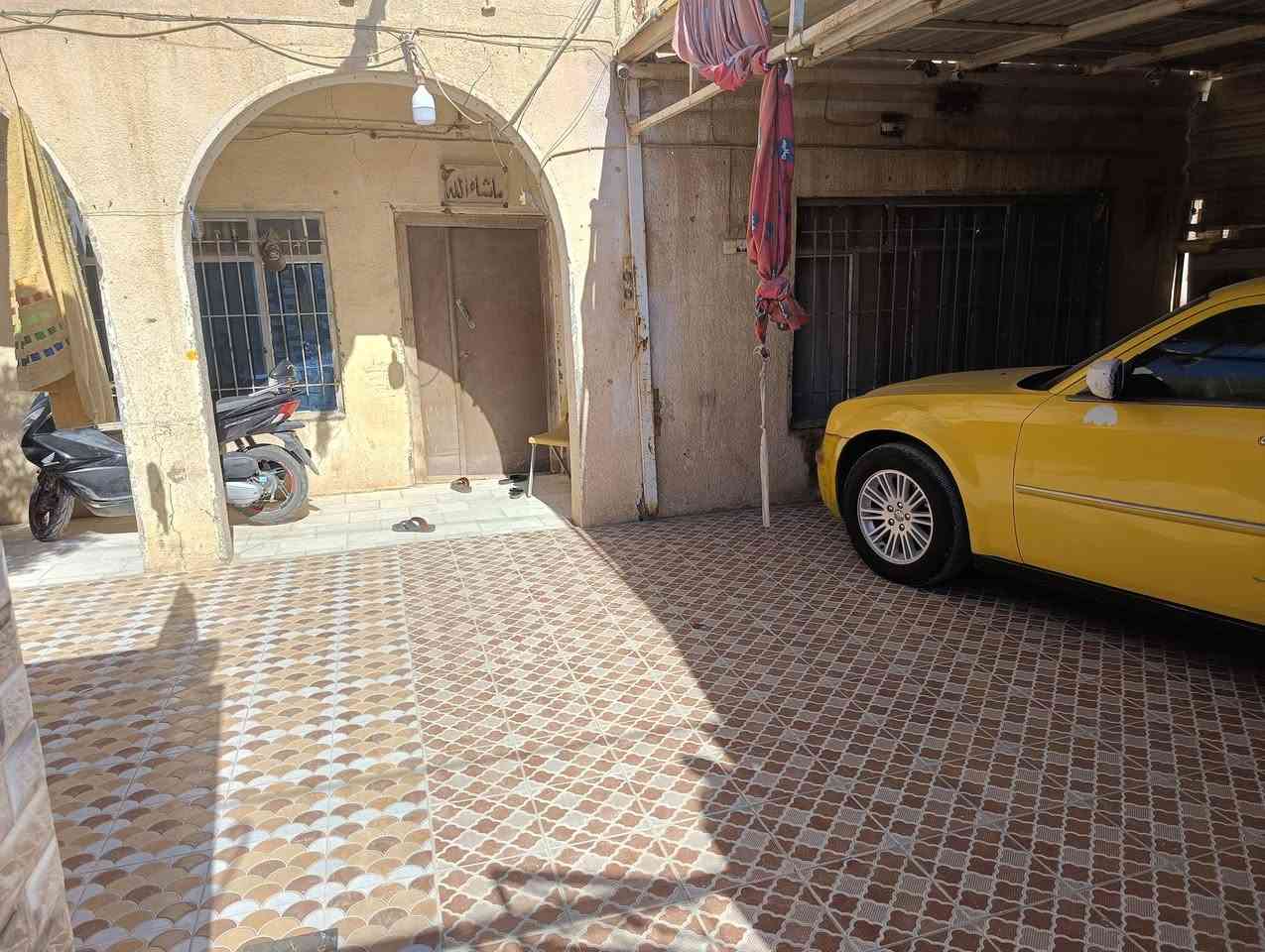 بيت للبيع 200م ركن مكون من ثلاث غرف+هول+ستقبال+مطبخ+صحيات داخلي وخارجي +كراج سيارة+ترك عنوان كوت /حي الجهاد/ قرب جامع فاطمة الزهراء/للستفسار التصال علا الرقم/*********** للبيع على مبادرة أو نقد
