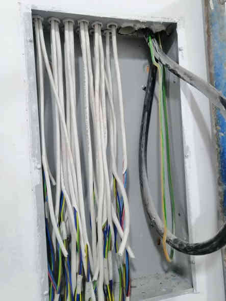 فني كهرباء 
The Axis of the Universe is Electricity 
الاعمال: 
✔️
✅ATS بوردات سيطرة 
✅ صيانة منازل. 
✅ تأسیس کهرباء 
✅ وكل متعلقات الكهرباء.  
✅ ربط سخان مي و کهرباء. 
الى اخ...
✅منضومة كامرات
✅منضومة انترنت
✅منضومة حريق
✅سستم سماعات 
✅شبكة داخلية 
✅Nurse call
✅UPS

للطلب والاستفسار:-
*********** واتساب
الكهربائي ابو محمد
