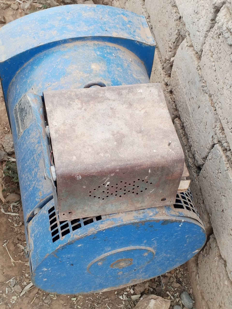 للبيع 
1- دويز 4 بستم باله مع خنزيرة جاهزه السعر 20 ورقة وبه مجال 
2- جنيتر 50 كيفي شغال السعر 6 ورقات وبه مجال 
3 شاصي خنزيرة تركتر مع گاردنه 
الاستفسار عالرقم *********** فقط
