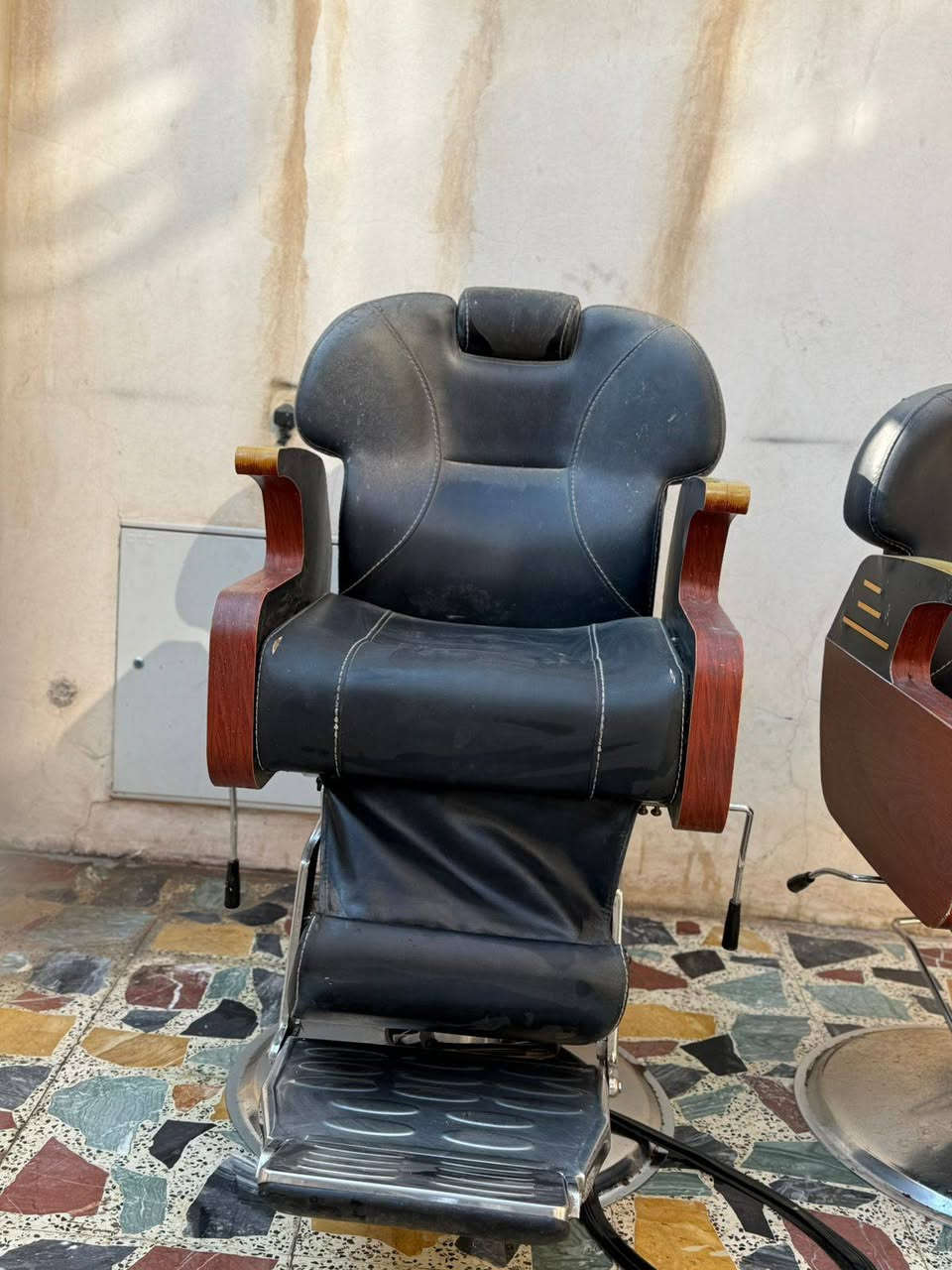 السلام عليكم..  مكلف بالنشر
من رخصة الادمنيه 
كراسي حلاقه عدد 2 سعر الواحد 100 وبي مجال 
التواصل فقط ع الرقم ***********
