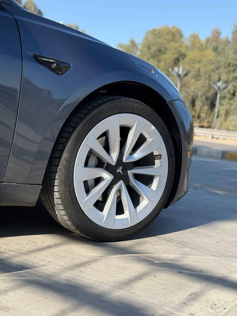 Tesla Model 3
ضرر
جاملغ مبدل ومصبوغ
دوسات صبغ 
جاملغ خلفي جهة النفر صبغ 
١٤٥ وبيها مجال 
السيارة كلش حلوة ومرتبة وما ناقصها اي شي
‏‪0777 461 1040‬‏واتس أب Singapore
