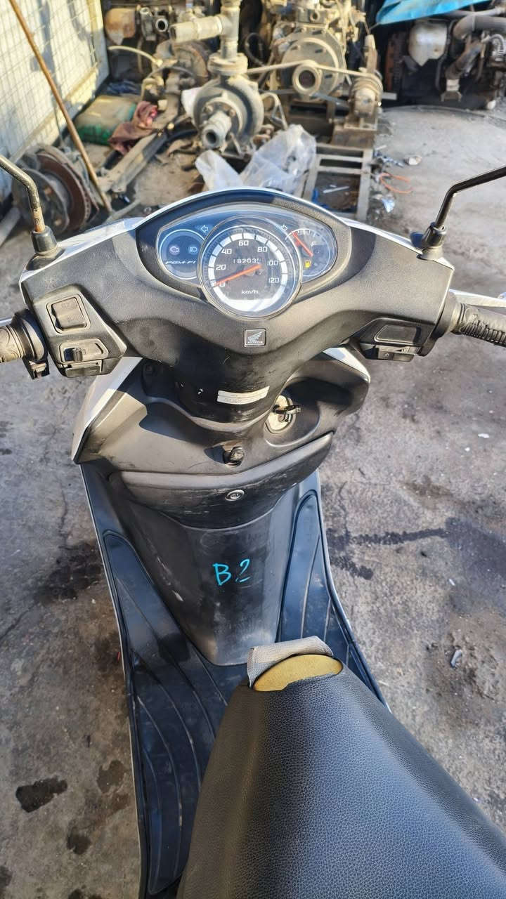 سلام عليكم دراجه سبيسي حديث120 كفاله عامه بس طخه بل كفر دراجه حلوه مال محل ما طالعه لشارع صار شهر من نازله مال حاويه مكاني كسره وعطش سعرها $مليون1000واني خادم هاذارقمي :***********
