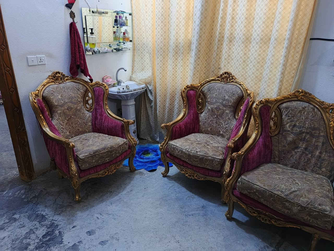تخم ملكي زان نضيف فول نظافه عشر مقاعد لبيع عنوان رحمه قرب افران دبي ***********
