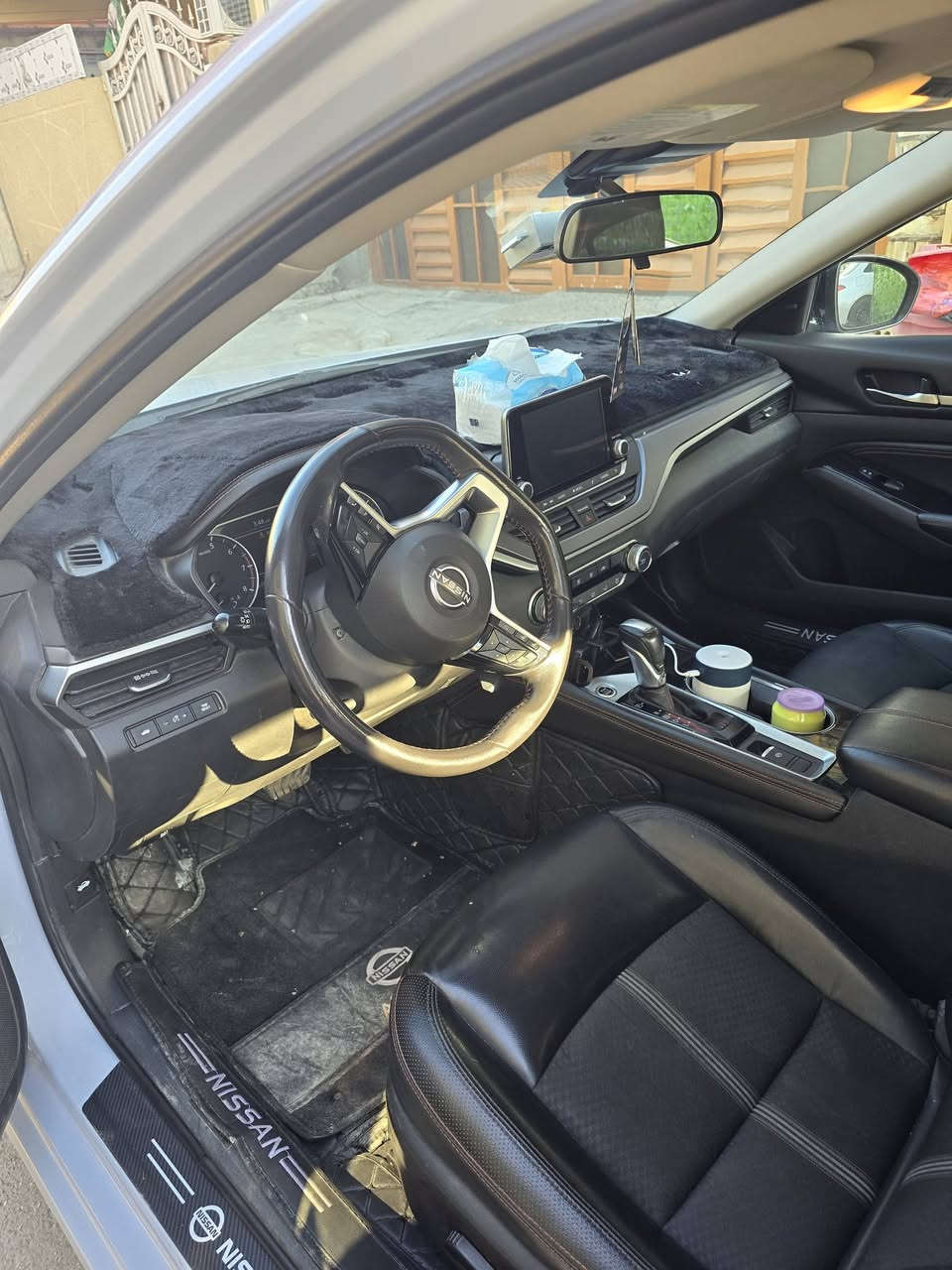 سلام عليكم ورحمة الله نيسان اليتما موديل 23 بدون رقم السياره بسمي ومصلحة ع ايدي لون سموك SR بدون ايرباك صور الحادث موجوده بنشر مبدل بابين وجاملغ *********** سعر ١٥٠ واني خادم تحياتي لكل الأعضاء
