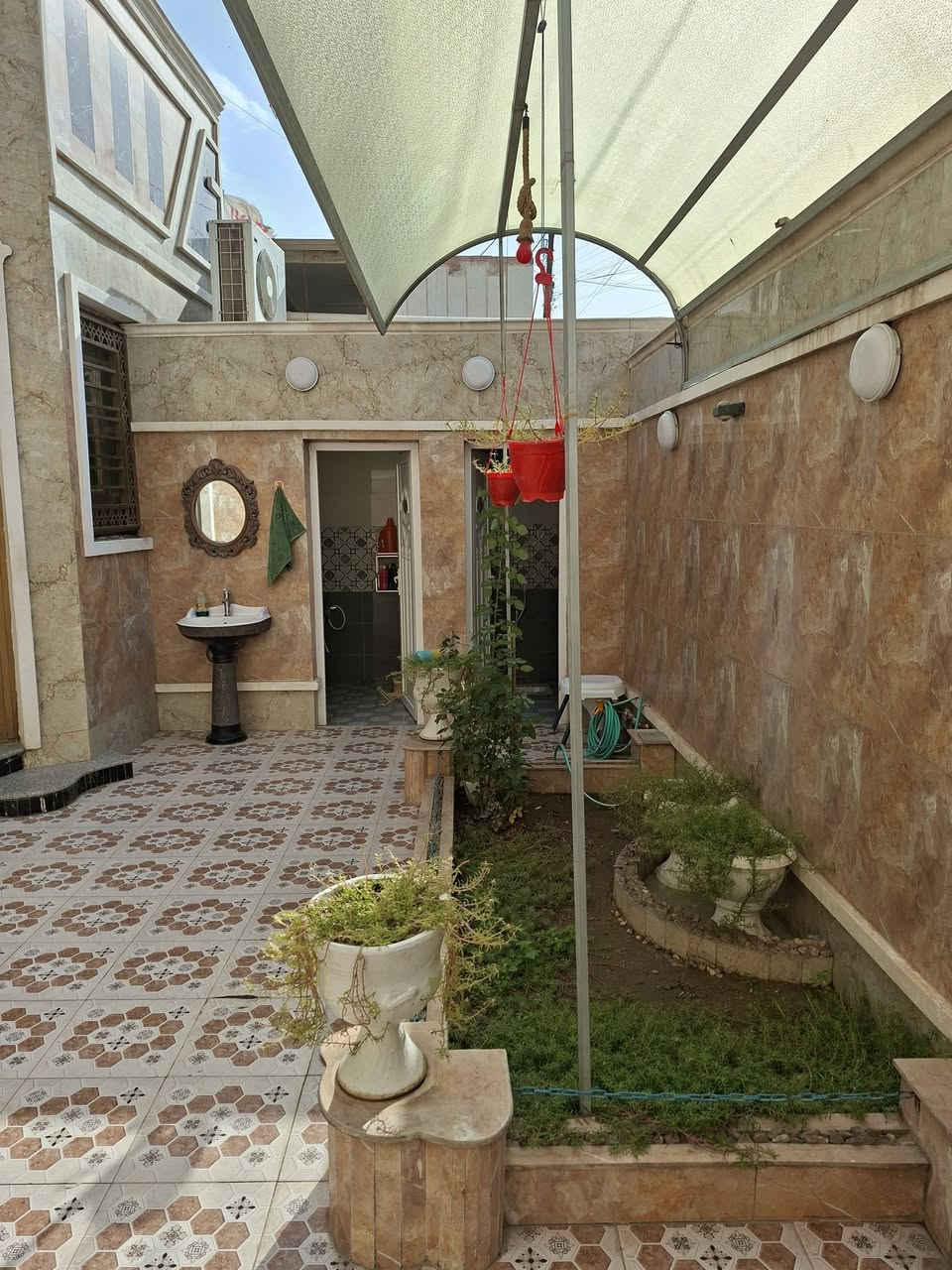 الدار البيع المساحه 200متر في حي اور شارع السبيس عله شارع 15متر  قرب مكتبت سلوان طابق واحد يتكون من غرفتين وستقبال وصاله ومطبخ وصحيات وكراج  ***********
