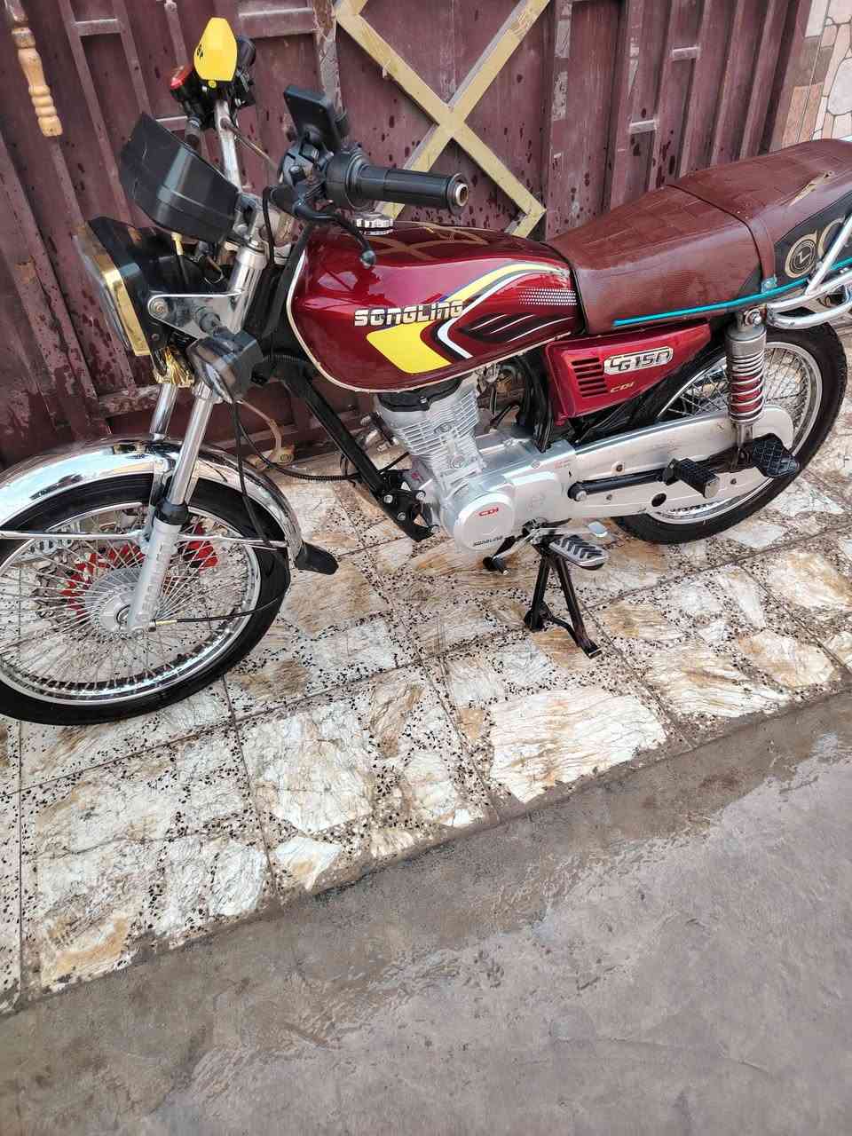 السلام عليكم دراجة موديل ٢٥ مكينة أوراق مكفولة السعر ٦٢٥ وبيها مجال للطيبين مكاني واسط صويرة ***********
