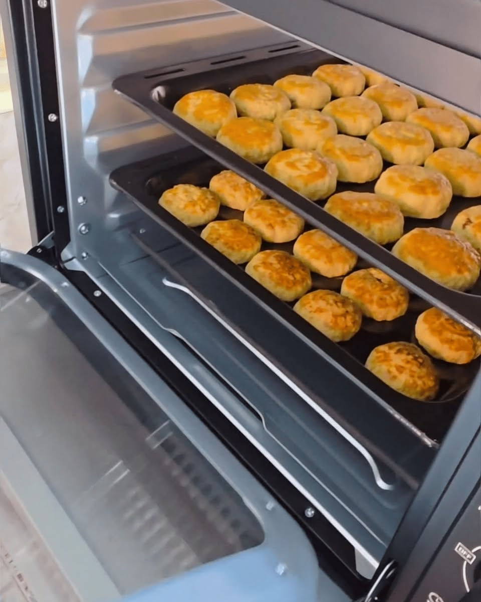 فرن كهربائي ليبرونيك وقلاية هوائية مدمجة سعة 60 لتر 

الاستخدامات

تحمير الدجاج الكامل باستخدام نظام الشواية الدوّارة (Rotisserie)

القلي الهوائي بدون أو بقليل من الزيت (بطاطس، ناغتس، أجنحة)

الخَبز (كيك، بيتزا، معجنات، خبز)

الشوي والتحمير العلوي والسفلي

إعادة التسخين والحفاظ على حرارة الطعام

تخمير العجين واللبن (Fermentation)

تجفيف بعض الأطعمة (Dehydrate) حسب إعدادات الجهاز

المميزات

سعة كبيرة 60 لتر مناسبة للعوائل والاستخدام اليومي

قوة 2400 واط لأداء تسخين سريع ومتوازن

قلاية هوائية مدمجة (Air Fryer) مع مروحة عالية السرعة لطهي مقرمش

شواية دوّارة Rotisserie لتحمير الدجاج بشكل متساوٍ

تحكم بدرجة الحرارة من 100 إلى 250° مئوية

مؤقت تشغيل حتى 60 دقيقة مع خاصية الاستمرار (Stay On)

5 عناصر تسخين من الستانلس ستيل لتوزيع حرارة فعّال

مفتاحي تحكم منفصلين لاختيار وظائف الطهي المختلفة

باب زجاج مزدوج مقاوم للحرارة (Tempered Glass)

مروحة داخلية لتوزيع الهواء الساخن بشكل متساوٍ

تصميم داخلي منقوش يساعد على توزيع الحرارة

إنارة داخلية لمتابعة الطهي

هيكل متين ومقابض تحكم واضحة وسهلة الاستخدام

محتويات الصندوق

فرن كهربائي LIBRONIC سعة 60 لتر

صينيتا خبز (2 × Bake Tray)

شبك شواء (Grill Rack)

سلة قلاية هوائية (Air Fryer Basket)

سيخ شواية دوّار (Rotisserie Set)

مقبض سيخ الشواية

دليل استخدام وتعليمات

الملاحظات

يعمل على كهرباء AC 220–240V  50–60Hz

أبعاد الغلاف: 47  51  63 سم

أبعاد الجهاز: 42  41 57 سم

ابعاد صينية المنتج: 4034 سم

ضمان لمدة سنة من تاريخ الشراء

يحتوي على ثلاث هيترات بالاعلى و اثنين هيتر بالاسفل

 التصميم والتقنية المانية

يُنصح بترك مسافة تهوية حول الجهاز أثناء التشغيل

مناسب للاستخدام المنزلي فقط

للحجز والاستفسار مراسلة الصفحه 🫥


**إذا كنت صاحب هذا الإعلان وتريد حذفه لأي سبب، رجاءا أرسل رسالة إلى الدعم الفني**