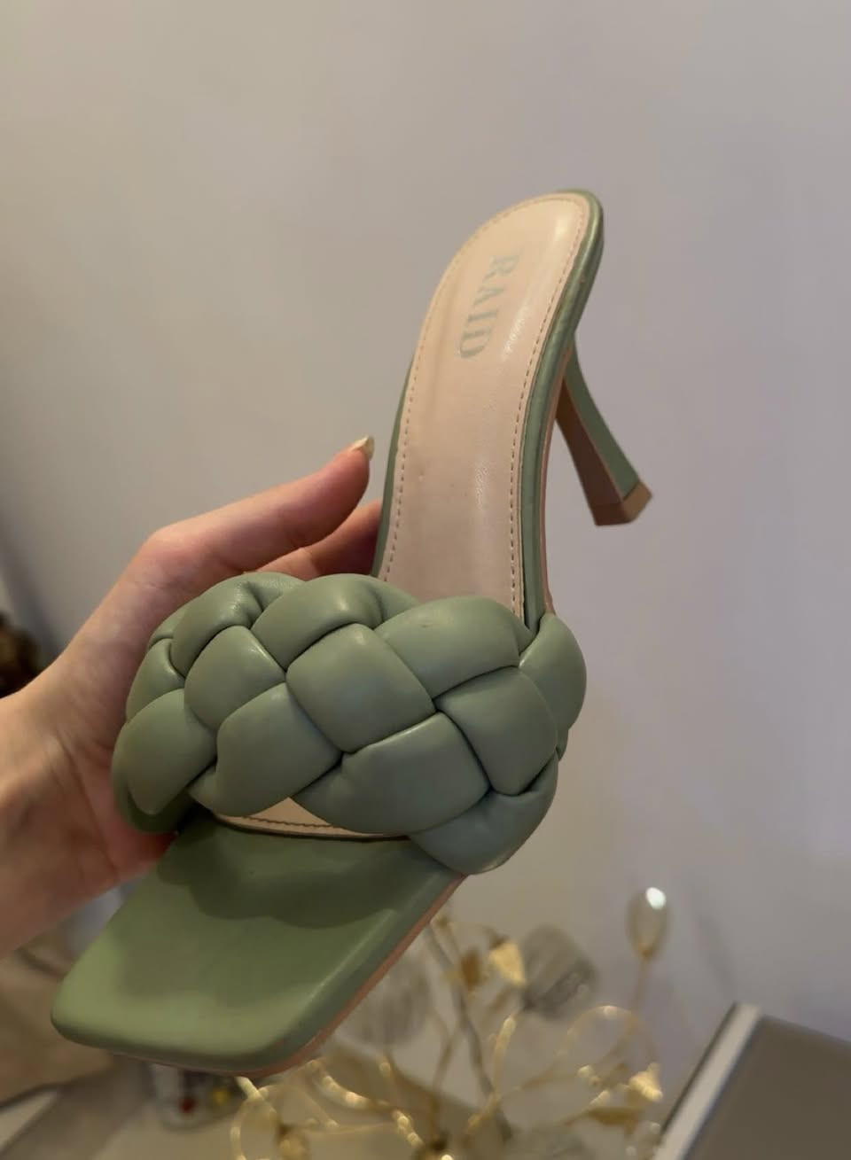 مرحبا بنات عندي هذا سليبر يلبس قياس 37
 مستعمل قليل ونظيف جداً ابيعه على 15 اخذته ب55 يورو من موقع RAIDصناعة بريطانية


**إذا كنت صاحب هذا الإعلان وتريد حذفه لأي سبب، رجاءا أرسل رسالة إلى الدعم الفني**