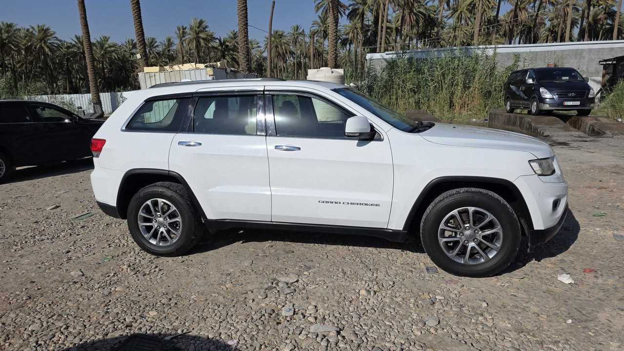 السلام عليكم جيب كراند شيروكي لمتد  خليجي فول للأخير ٣ شاشات مكفوله ما عدا طخه بسيطه باب السائق ما مصلح باقي مكفول كفاله عامه السعر 200 مجال بسيط 
العنوان واسط الصويره 
***********
***********
