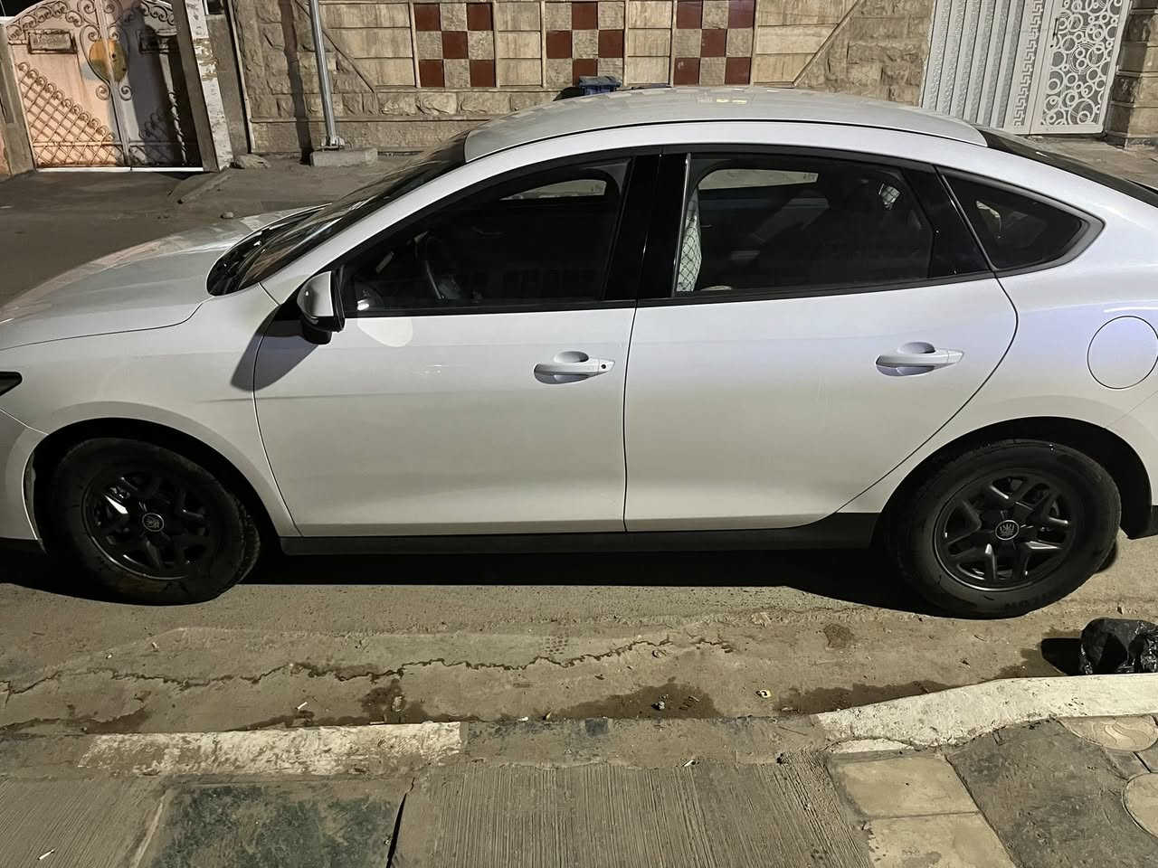 السلام وعليكم BYD
ماشية ٤٠٠٠
السعر ب١٨مليون 
***********
