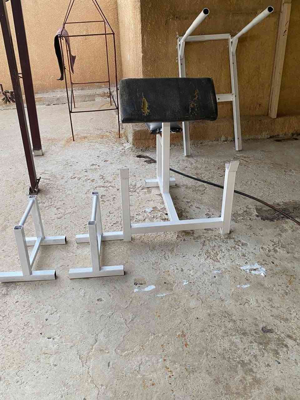 من رخصه مسؤول الكروب قاعه منزليه متكونه من مساطب عمل ومساطب صيني درجة أولى وبكره سحب من الأعلى وأدوات رياضيه كما موضح بالصورة ديالى ناحيه هبهب رقم الهاتف ***********
