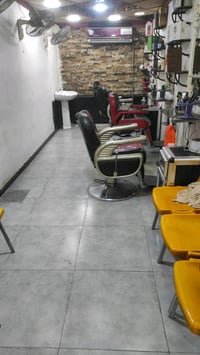 غراض محل حلاقه للبيع مستخدم  ، كراسي ٣  رفوف عدد ١٦ مغسله  سبلت ٢ طن  ...