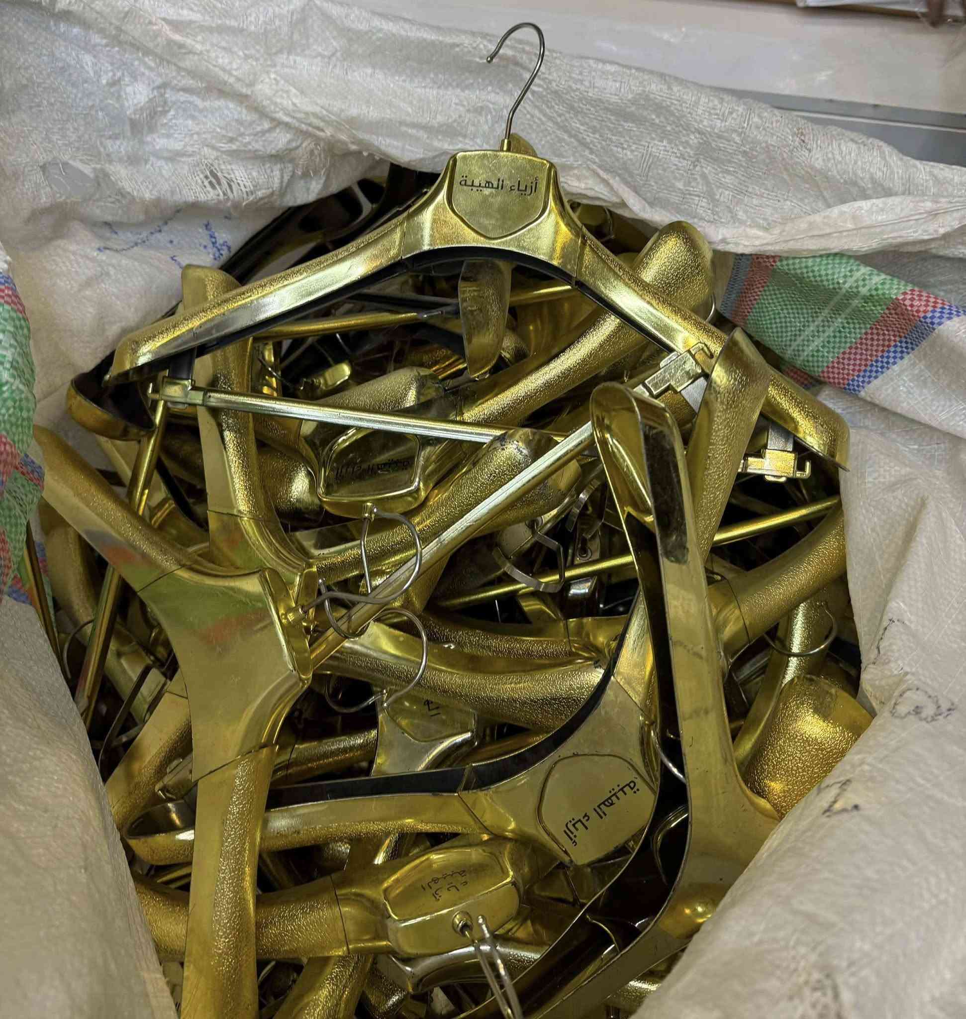 متوفر تعلاكه تركي قالب ممتاز مستخدم نضيف
 سعر الدرزن 5 الف قفل الدرزن 12 قطعه
متوفر 50 درزن 
  العنوان كربلاء و يوجد توصيل جميع المحافظات 
خاص او وتساب ***********
