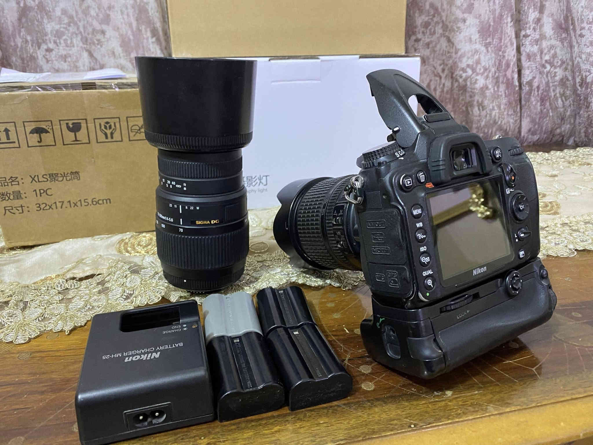 كامرة نيكون D7000 للبيع ويها عدسات ثنين 
18-105
الثانيه 70-200 سكما 
ويها بطاريات عدد ٤. او كرب وحزام وجلاتين او شاحنه او الهود مال العدسه الكامره نظيفه جدن 
***********
بغداد الحسينيه
