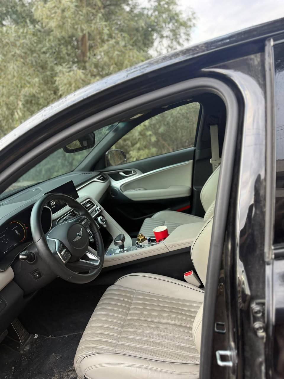 جينيسس g70 موديل 2023  
فئة برستيج گرافت
محرك 6 سلندر دفع خلفي 365 حصان
سلايد روف طكتين
ماشية 25 الف 
لون أسود ميتاليك
دفع خلفي / RWD 
وضعيات قيادة (sport plus_ Sport – Comfort – Eco)
شاشة وسطية كبيرة مع نظام ترفيه
Apple CarPlay & Android Auto
كاميرا خلفية + حساسات أمامية
حساسات خلفية
رادار أمامي + رادار بالمري
تدفئة + تبريد بالمقاعد
داخل كريمي 
مقاعد جلد فاخرة
تشغيل بصمة / زر
إضاءة LED أمامية وخلفية
نظام ثبات وتحكم إلكتروني
بيها حادث فقط جاملغ السائق وشخوط بسيطة بالباب وصور الحادث موجودة بالمنشور

📍 الموقع: (بغداد /كرادة خارج)
💰 السعر: (28,000) وبي مجال 

‎📞 للتواصل: (***********)
