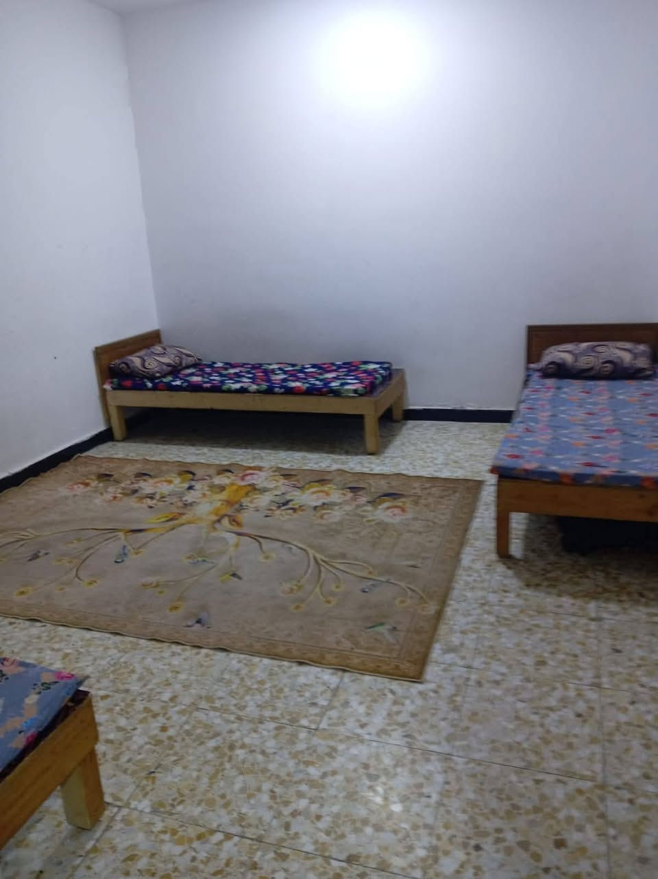 السلام عليكم 

بيت مساحته 200 متر مربع 

بغداد العبيدي شارع التربية نهايته 

طابو / صرف 

مبني على شكل بيتين 2

البيت الاول واجهته 4 أمتار
البيت الثاني واجهته 7 أمتار 

البيت جديد بناء 2021 كامل مكمل من كل شي ما عدا الواجهة 

البيت الاول طابقين يحتوي على استقبال وصالة وغرفة نوم ومنور وحمام والطابق الثاني يحتوي على غرفتين 2 نوم وحمام

البيت الثاني طابقين ونص يحتوي على غرفة نوم و مطبخ بارد وصالة ومطبخ حار واستقبال والطابق الثاني يحتوي على ثلاث غرف نوم 3 وحمام وصالة وغرفة نوم في الطابق الثالث 

التواصل على هذا الارقام التالية
***********
***********
