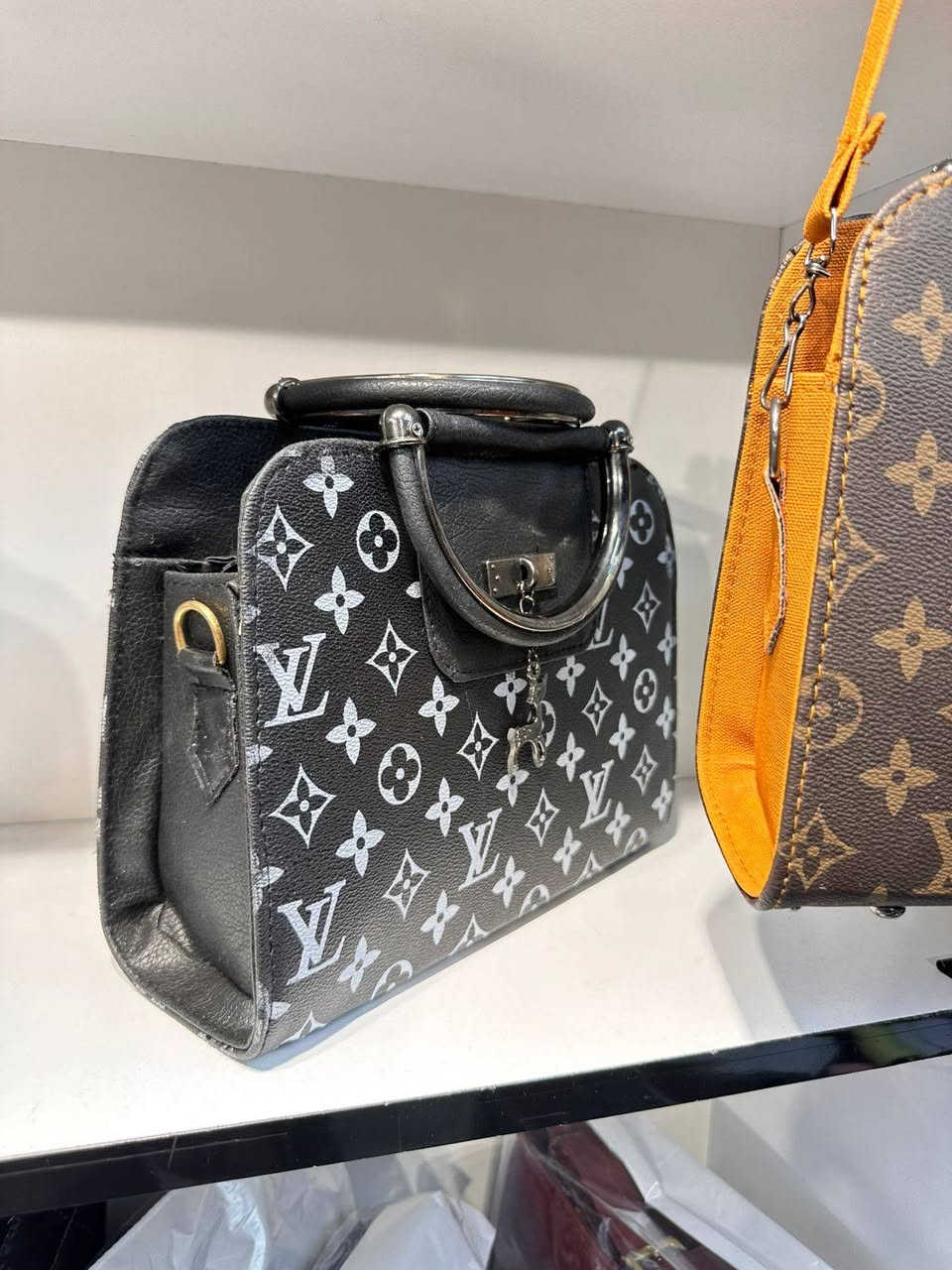 حقائب نسائية كوالتي عالي موديلات تجنن والأسعار مناسبه السعر القطعة 5الاف وأيضا متوفر جمله الأسعار مناسبة متوفر توصيل الجميع محافظات العراق بس 5الاف التواصل معنا ع واتساب ***********
