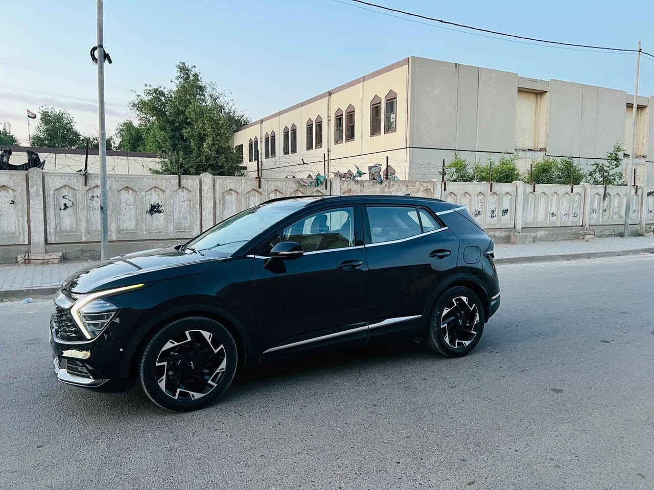 السلام عليكم للبيع كيا سبورتاج موديل 23 خليجي سياره بيها صبغ حزام بيها ضربه شاملغ الخلفي مقفوله من القص رقم اربيل تحويل وكاله شرط باسمي مواصفات فول معروفه *********** مكان السياره بغداد سعر 148
