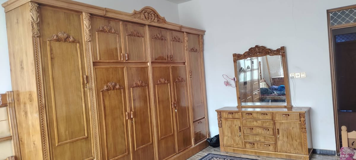 السلام عليكم غرفه اخشاب صار شهرين من سكمتهة غرفه جديده شوف العين طابقين وزن ثقيل المكان ديوانيه
***********
