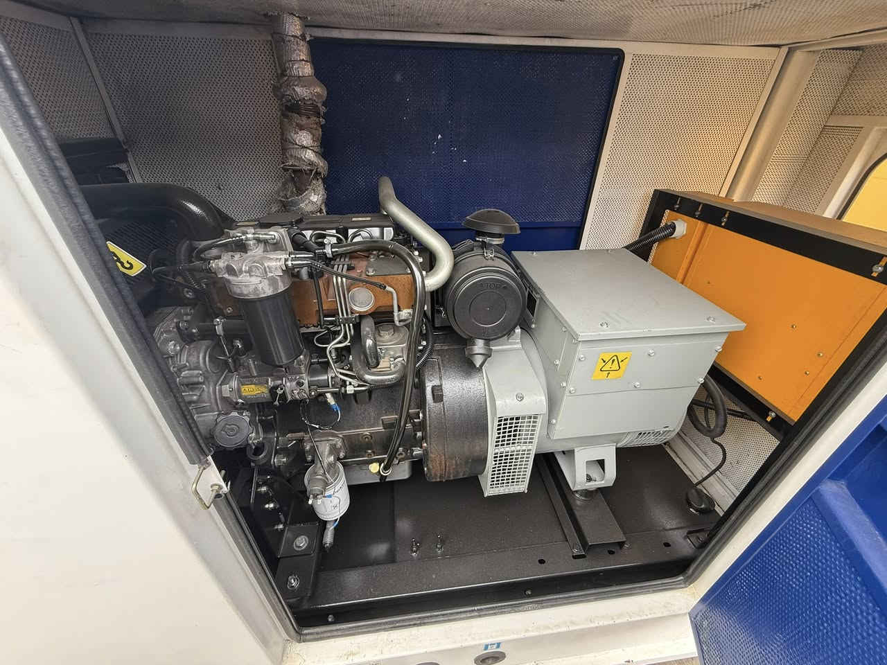 السلام عليكم 
بيركنز 3 سلندر سوبر 
65kva 
ساعات العمل اقل الف ساعه 
نظام اوتو حمايه فول اوتماتيك
وضع بلاد شركة  
أربيل صناعه جنوبيه 
نظام اوتو حمايه فول اوتماتيك
وضع بلاد شركة  
🚚يوجد توصيل الى جميع المحافظات وبضمان🚚
🚚كياندن هةية بو هةموو شاركان بةكرينتى🚚
 للاستفسار:
 ابو علي 
***********
***********
***********
