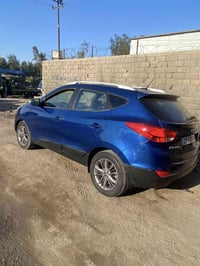 توسان مديل 2015  فول عدا الفتحة  على وضع الشركة السيارة  بدون حادث بدو...