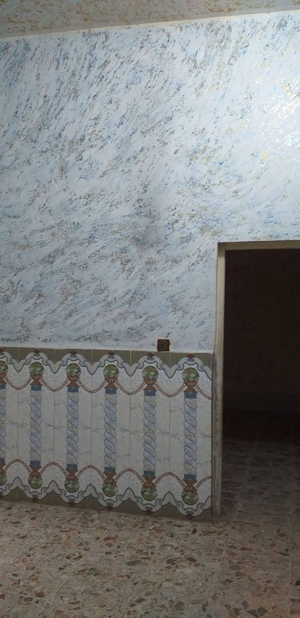 يتوفر شقة أرضية كبيرة للأيجار..
تتوفر شقة أرضية معزولة مدخل منفصل تعتبر مشتمل معزول تحتوي على ..
غرفة كبيرة ٥ ونص متر × ٤ متر
صالة ٣ متر × ٣ ونص
مطبخ مفتوح كبير ٨ متر × ٤ متر
خدمات ٢ × ٢متر
منور كبير متر × ٥ متر
السعر ٣٠٠ الف
الشعب نهاية الصحة مقابل جامع الحق خامس فرع بداية شارع ابو حكيم المختار
خدمات كاملة وتبليط جديد وشارع عريض ٢٠ متر 
للاستفسار الاتصال بالرقم *********** او مراسلة خاص
مكتب الصادق للعقار مهندس قصي
