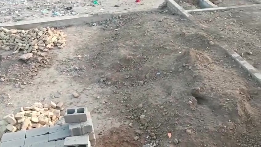مكلف بالنشر 
السلام عليكم ورحمه الله وبركاته 
قطعه مدكوك بيها بتلو صب خرسانه يتكون من غرفتين 5 ب4 وصاله 8 ب4 ومغاسل داخليه ومساحة القطعه 200الطول20 العرض 10 القطعه بالوسط قريبه على شارع 30 وقريبة على حسينية الأمير شارع المشايه 
*********** بي واتساب واتصال
