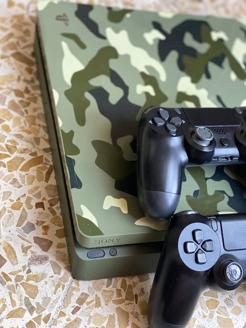 بلي فور سلم باندل عسكري نضام 9 مهكر ع متصفح ثواني يفتح
هارد 1 تيرا 
لوك جهاز  فقط فان منضف من فوك 
ستيكر بعده ضمان 

ملحقاته جوستك ثنين وكيبل بور شغالات كامل 
الألعاب 
Call if Duty:Modern Warfare ll 

Call of Duty:Modern
Warfare 1 

 pes 2026 

FC 26 

Fifa street 2 

A Way Out 

God of war Ragnarok 

Grand Theft Auto V 

Red Dead Redemption 2 

The Last of Us 
Part ll 

 God of war  جزء مضاف
الجهاز مال بيت مابي اي شي وصوتو ناعم جدا الجهاز 
سعره ٢٨٠ مجال بسيط


**إذا كنت صاحب هذا الإعلان وتريد حذفه لأي سبب، رجاءا أرسل رسالة إلى الدعم الفني**