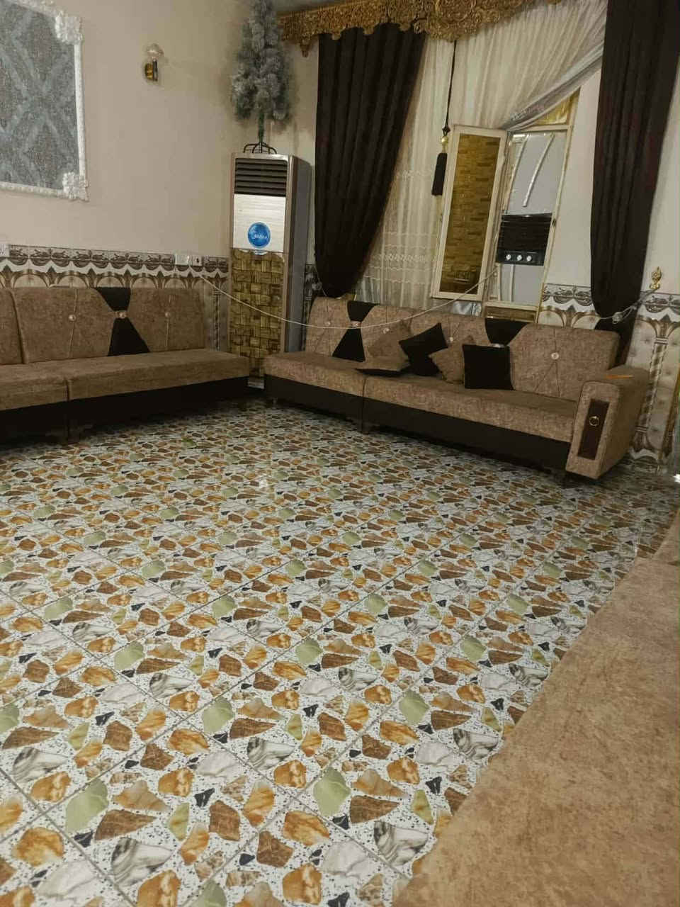 ياالله السلام عليكم بيت للبيع منطقة حواس
خلف حسينة محمد داود
واجهة 10 ونزال 15 
المساحة 150 متر طابقين الطابق الاول غرفتين نوم وصاله ومطبخ واستقبال وصحيات داخلية وخارجية
الطابق الثاني غرفه نوم وبيتونه
للبيع او مرواس بيت داخل المدينة 
للاستفسار الاتصال على *********** ***********
