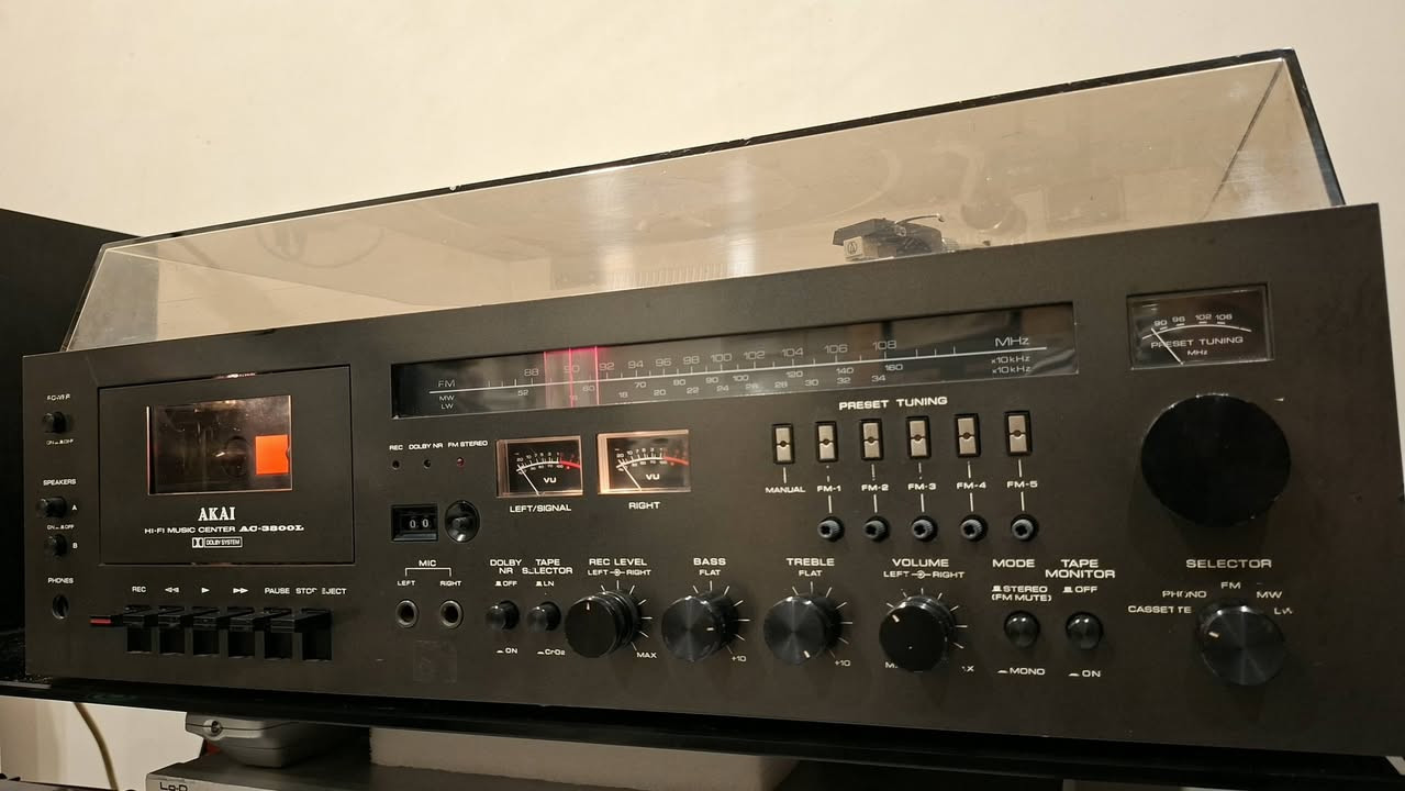 السلام عليكم 
جهاز أكاي مديل AC3800L AKAI 1979
نضيف جدا شغال بالكامل بدون اي نقص 
كاسيت راديو ٣ موجات LW,MW,FM 
كرام سرعتان ٣٣ و ٤٥ مداخل ثلاث أماكن و AUX جهاز بدون سماعات 
السعر (٥٥٠ الف)   يوجد توصيل كافة محافظات 
للاتصال *********** عنوان كركوك
