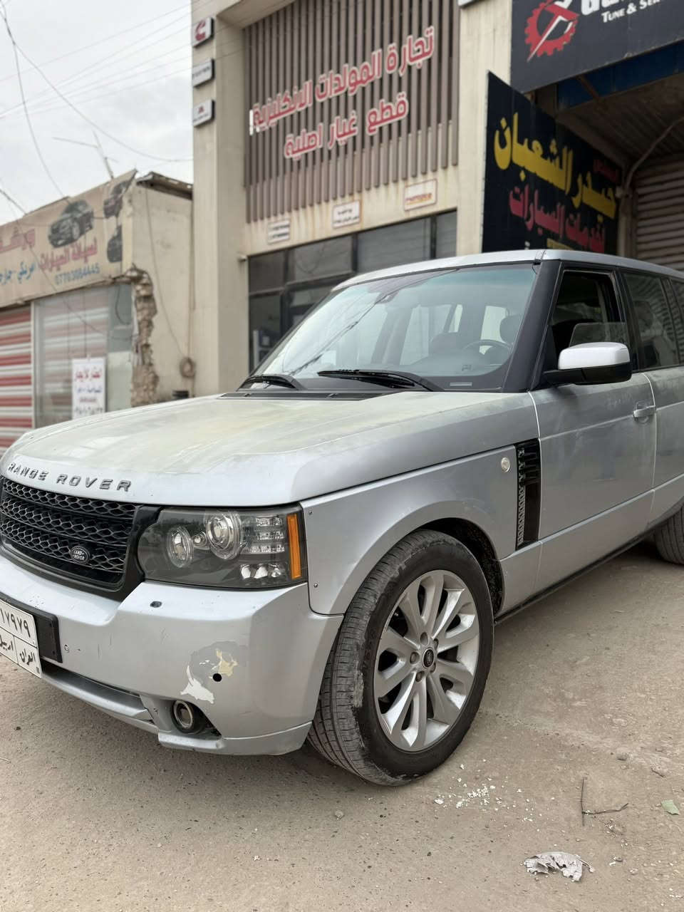 السلام عليكم سياره رانج روفر موديل 2007محدث2010سياره حلوه ومرتبه ماناقصه شي محرك 8Vالسياره شرط المكينه وكير وحداديه سليم ضرر السيار مصبوغه حزام فقط والبنيد جارد والسيار دواخلها كلش حلوه ونضيفه رقم اربيل  
مكان السياره بابل للتواصل ***********
