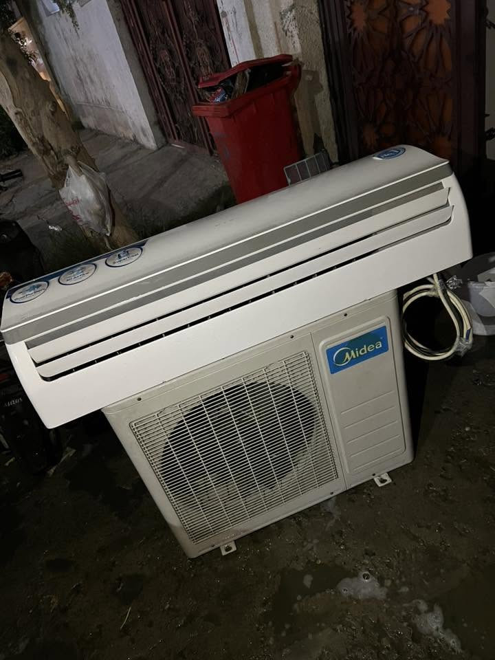 السلام وعليكم اخوان للبيع سبلت ميديا ٢ طن وربع الداخليه الدبل  
نضافه90/100 تبريده ثلج ❄️☃️🧊+تدفئه 🔥🐦‍🔥❤️‍🔥 كامل مكمل جيب وشد بواري جدد ريمونت وايرات اخوان 
 السبلت كله على وضع الشركه  الجهاز رديتراته صفر  
غازه٢٢ غاز مقفول مالت الشركه مغسول وجاهز 
بعد معروف الميديا بتبريده ودفعه القوي جاهز بس عليك تشده مشتغل موسم واحد راديترات لوك موس 
السعر 425 وبي مجال بسيط 
شارع فلسطين ***********
