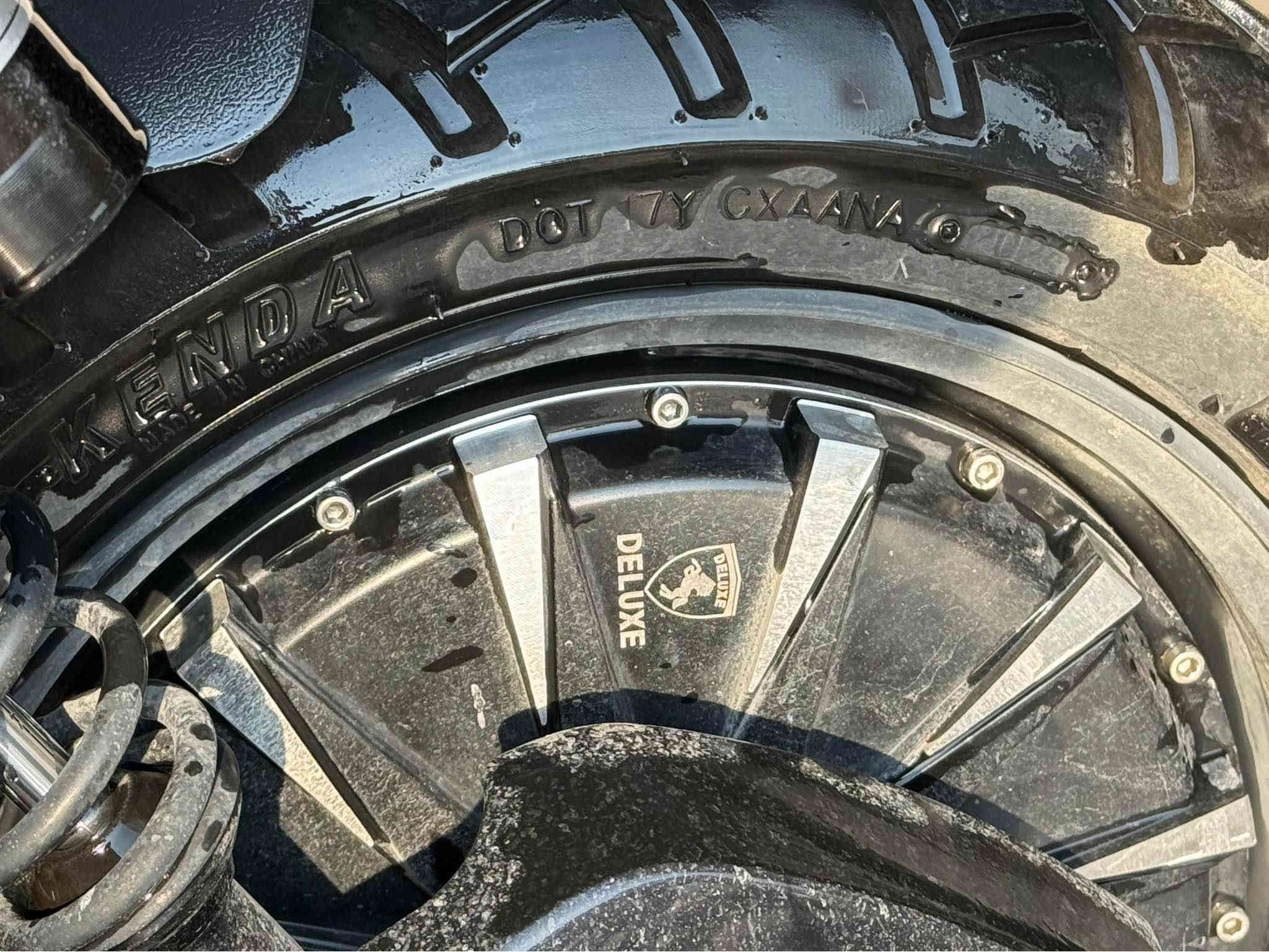 السلام عليكم 
دراجة اباتشي ادفنجر وجه BMW لون متغير مميز استيراد حسن وحسين يعني مو التجاري سعرها 2.350.000 مليونين و350 الف 
الدراجه 7 باتري 38 امبير يعني 96 فولت 
نضام البريك APS مانع انزلاق ودسكات والدبلات غاز حقيقي 
ملف الدراجه 3000W واط حقيقي 
سرعة 110km بلساعه  
المسافة المقطوعه من 75 الى 90 كيلو متر بلشحنة الوحدة 
الدراجه مزودة بلكامل على حسابي من غير فلوس الدراجه 
لايتات زنون عالي وناصي بريك رياضي ستيرن رياضي 
سماعة بلوتوث 
ميزة الباركنگ قفل جوزة وستاند حساس كهربائي 
الوصل موجود ورايدها ب2 مليون 
والي مايعرف بيهن لايعلق احسن 
مكاني بغداد *********** بغداد
