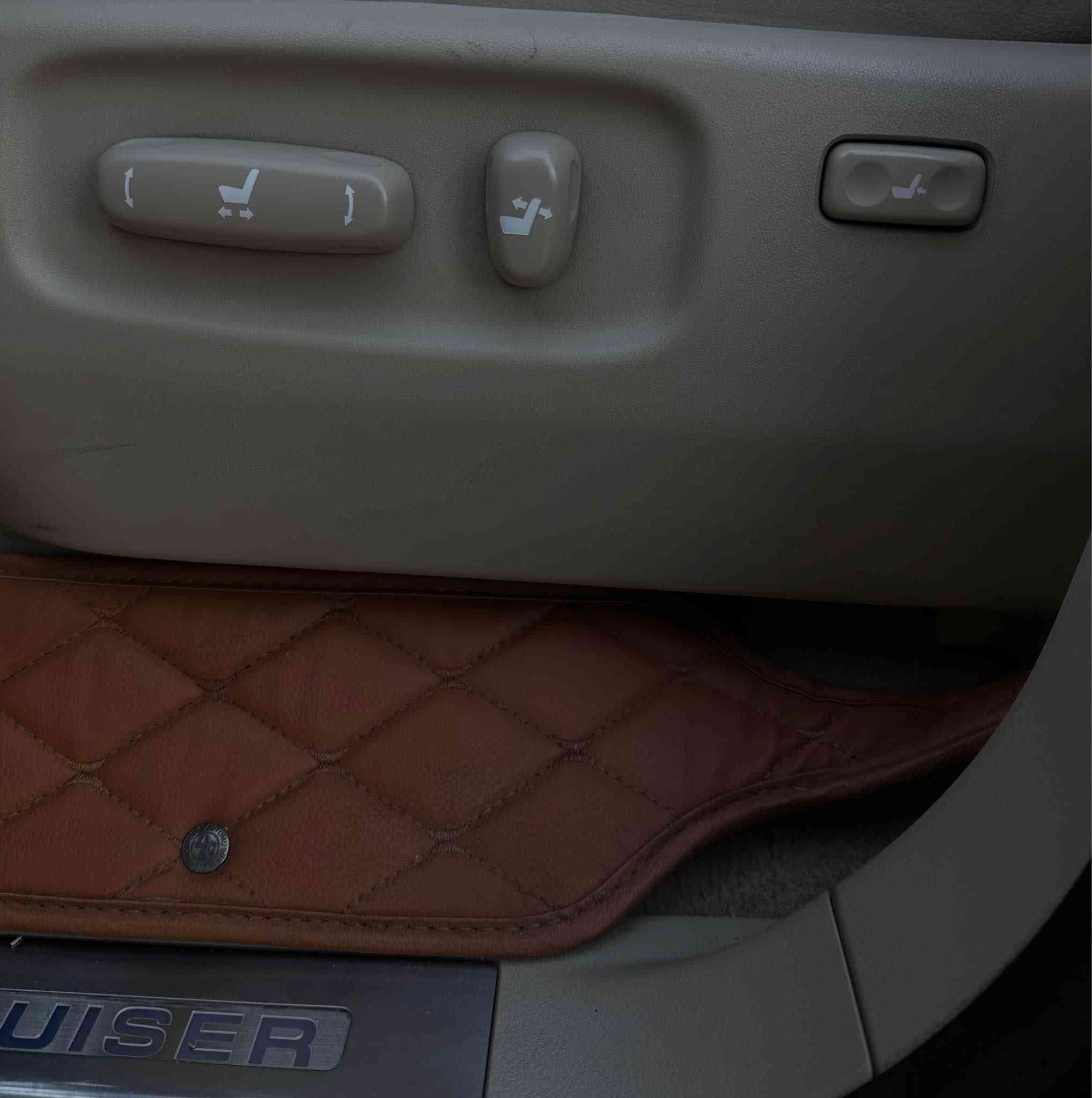 لاندكروزر 2019 شركة ساس اصلي V8
فوول فوول مواصفات 
محرك V8
كشنات امامي كهرباء ٣ دكم 
٣ شاشات
دشبول لكزز
٨ ايرباكات
ثلاجة
سلايد
تبريد مركزي 
كشنات جلد 
داخل بيجي
بخ ماي لايتات
رادارات
كامرة
شغال
وباقي المواصفات المعروفه السياره فووول الفول 

السيارة مكفوله كفاله عامة من الصبغ وكير ومحرك بشرط ادامة كاملة من شركة جيهان وتايراتها جديد 
السيارة ماشية ١٢١ الف كم حقيقي شرط الفحص
السيارة رقم اربيل باسمي هزة و فحص جديد ثاني يوم تحويل او الوكالة 
السعر 508$ وماكو هيج سعر بكل السوك 
مكان السيارة اربيل 
*********** Singapore
