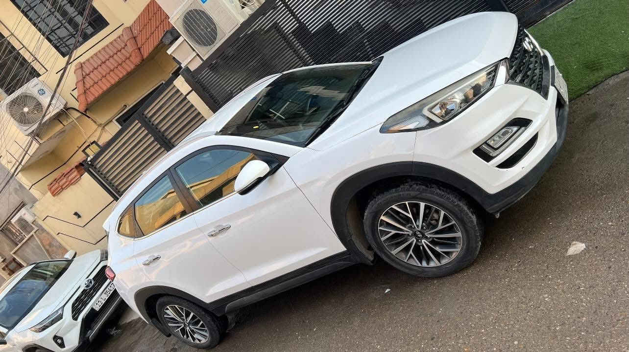 السلام عليكم
توسان 2020 وارد خليجي 
رقم بغداد
ماشية 80 الف 
٣ وضعيات قياده سبورت وايكو ومعتدل 
مري شفط 
حساسات 
كامره خلفية وباقي المواصفات المعروفة
سياره مال بيت نضافة 100% 
بيها بارد خفيف بالجنطه ( الصندوك )
مكاني حي العدل بغداد 
السعر 205 وبي مجال 
***********
