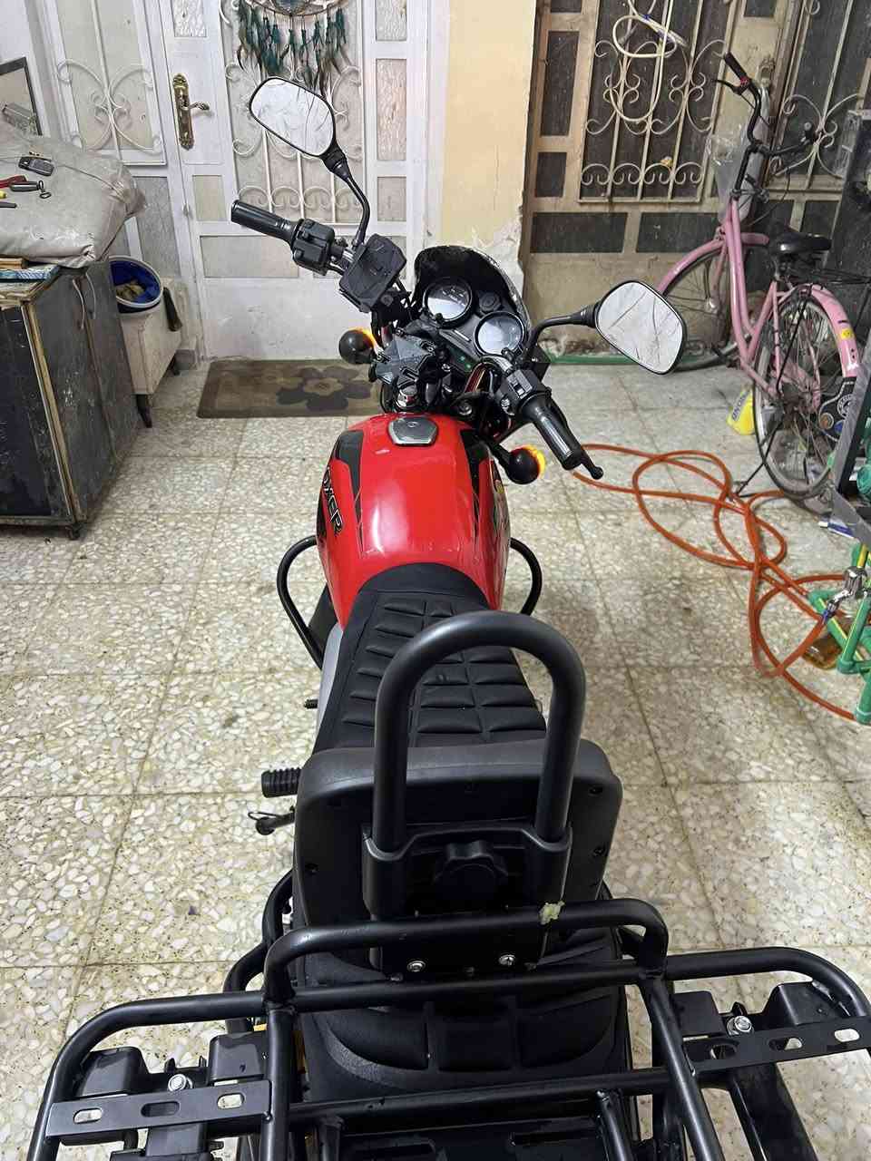 سلام عليكم شباب بوكسر مديل ٢٣ طالعه ب٢٤ دراجه كفاله عامه ربع مذب عليه بيه تجوه وسيبايه اصليه وبيه زنون وطفايه وقواعد مال تلفونات وجهاز دبل إشاره دراجه مال جناي ممشتغله دلفري بعده بلمعت الشركه وسعره مقارنه بل سوك مناسب عله نضافته تفيد الجناي والي عله باب الله والبياع شراي 
ماشيه ٢٦ مكاني شارع حيفا اتصل وتعرف السعر وكلشي كاتبلك 
*********** ودراجه رقم بغداد وباسمي تحويل ثاني يوم
