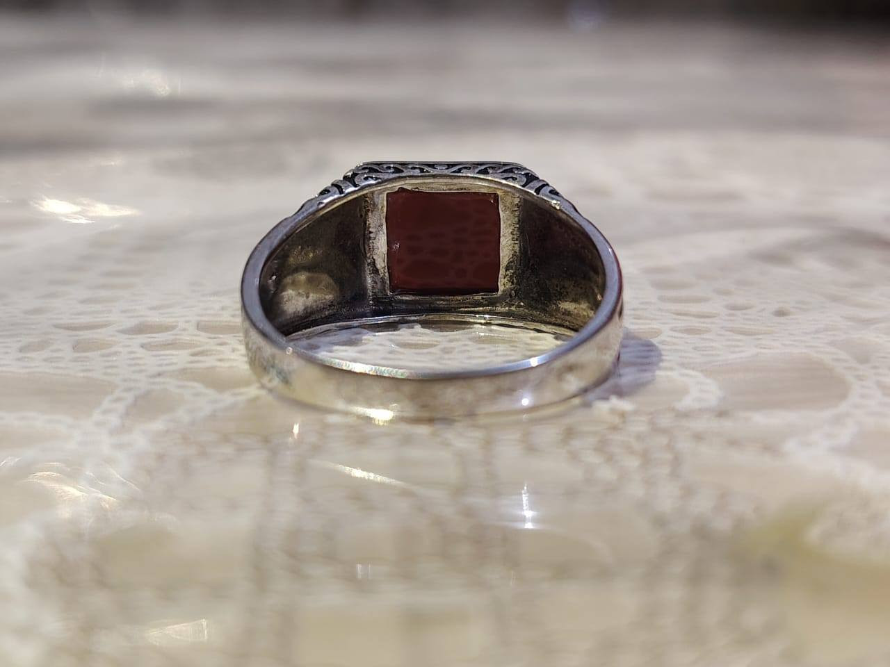 سلام عليكم ، محبس من السعودية عقيق (ما متأكد منه يماني ) فضة عيار (925) ، قياس 22 و 23 تقريباً 
مكاني كربلاء ***********
السعر 50 الف
