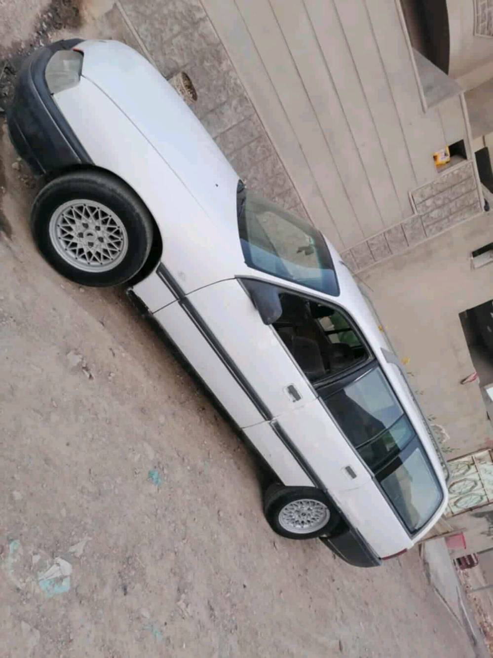 سلام عليكم سيارة اوميكه استيشن للبيع في كركوك  مابي أي عيب بس صبغ عم 